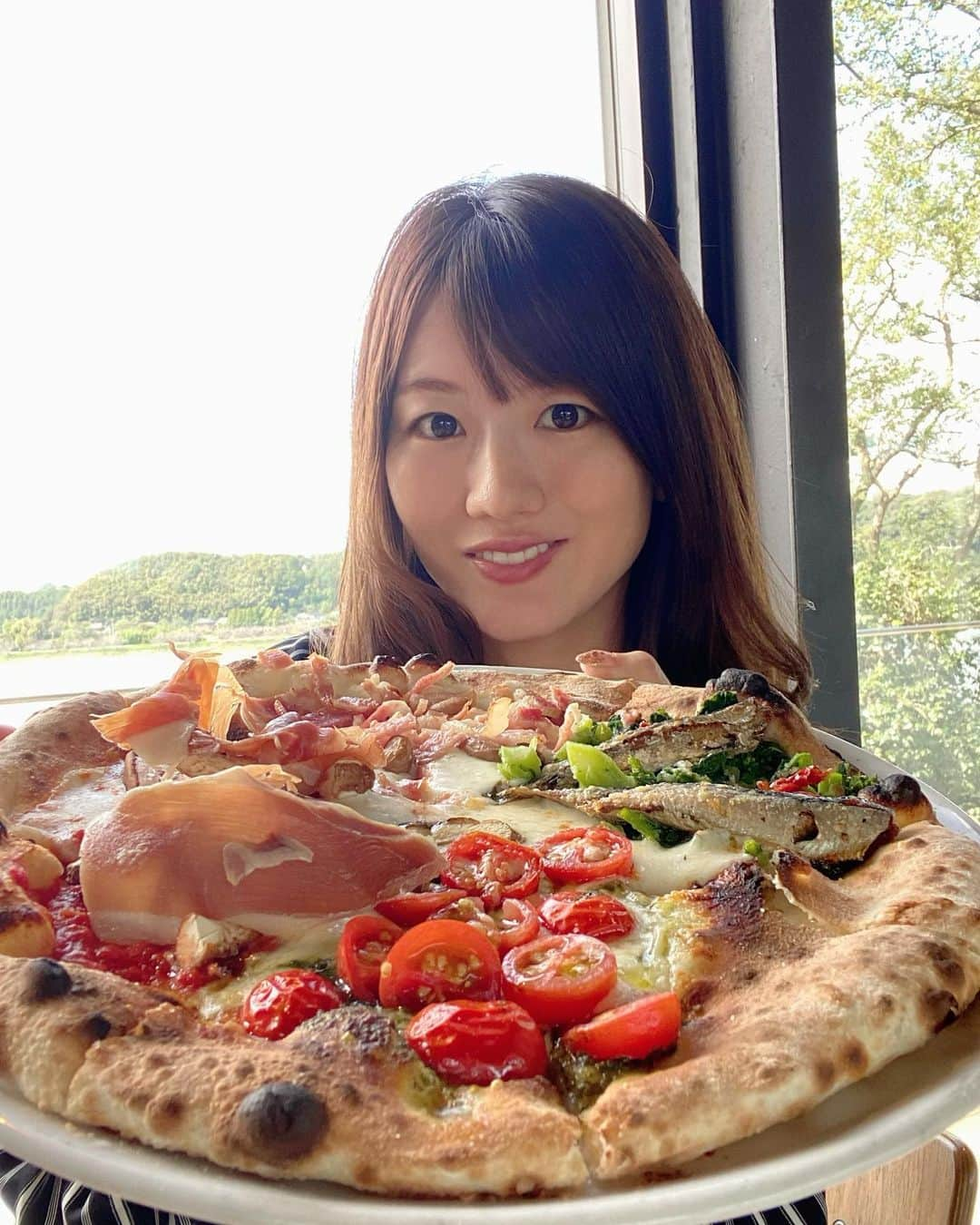 にゃんさんゴルフのインスタグラム：「【本格薪窯焼きピッツァ🍕💗】  千葉県市原市の高滝湖近くにある ピッツェリアボッソへ行ってきた〜🐈💓 市原湖畔美術館の敷地内にあって 外観もおしゃれ♡  1枚目の写真のピザは 四季を感じられるスペシャル Pizza🥰  春 南房総産菜の花と銚子産 イワシ 夏:自家製ジェノベーゼ  秋:佐倉産しいたけとイタリア産生ハム 冬:八街産茹で落花生とベーコン  具材たっぷりだった〜💕  旬の地元の房総食材をピッツァにのせて 薪窯で丁寧に焼き上げます👏 しいたけ美味しかった〜🍄  ピザを注文すると出てくるピクルスは食べ放題👏  ドルチェピッツァも気になったー！！ テラス席はペットもokだって🐩  せっかくなので美術館も覗いてみたよ🙆‍♀️  #PR #PIZZERIABOSSO #pizza  #高滝湖#市原湖畔美術館#市原 #ペットok#犬ok」