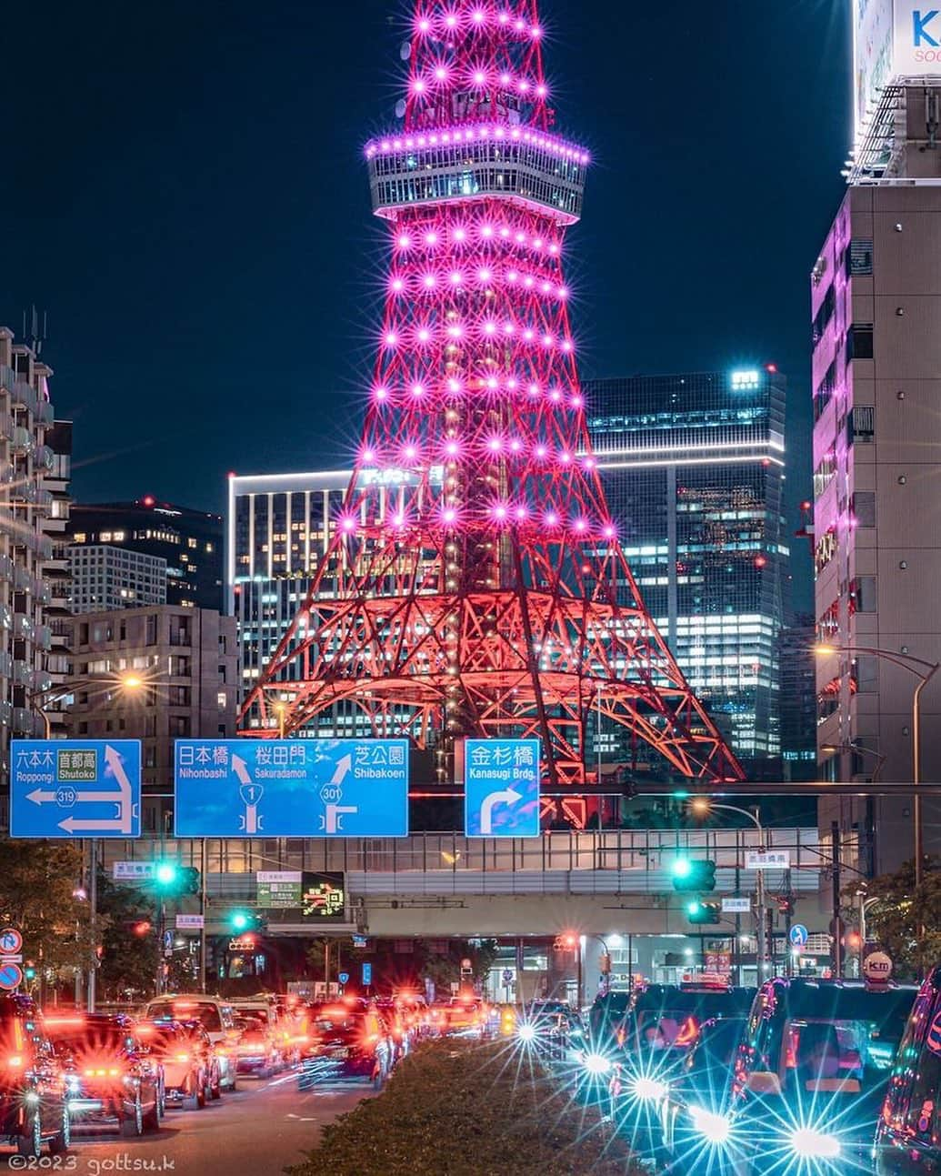 東京タワーさんのインスタグラム写真 - (東京タワーInstagram)「. BLACKPINK BORN PINK  TOKYOTOWER LIGHT UP✨   世界的なスター「BLACKPINK」と、 人気グラフィックデザイナー 「VERDY」によるカプセルコレクション、 「BLACKPINK BORN PINK  Pop-Up Experience in TOKYO」   明日12日（木）まで 東京タワー1階特設会場🗼で開催中です。 是非遊びにいらしてください😊   本日はYour Tokyo Tower🗼から @gottsu.k さんのお写真をご紹介！  イベント初日に点灯された ピンクのライトアップです✨   三田通りを走る車の ヘッドライトとブレーキランプ。  鉄骨の後ろにそびえる 高層ビルの窓明かり。  それぞれの光の輝きと その配置が美しいですね。   素敵なお写真をありがとうございました😊    --------------------------------  【 お知らせ 】  ■ Your Tokyo Tower 🗼  # your_tokyotowerで あなたの東京タワーをリポスト！  @tokyotower_official の タグ付けをしてくれると見つけやすいよ！  皆様からの投稿 どしどしお待ちしております！  ■ 公式LINE  東京タワー公式LINEでは 東京タワーのイベント情報を お届けしています！  詳細はプロフィールにあるリンクから↓ @tokyotower_official  --------------------------------  #東京タワー #東京タワー🗼 #tokyotower #tokyotower🗼  #ピンク #pink #ブラックピンク  #blackpink」10月11日 17時56分 - tokyotower_official