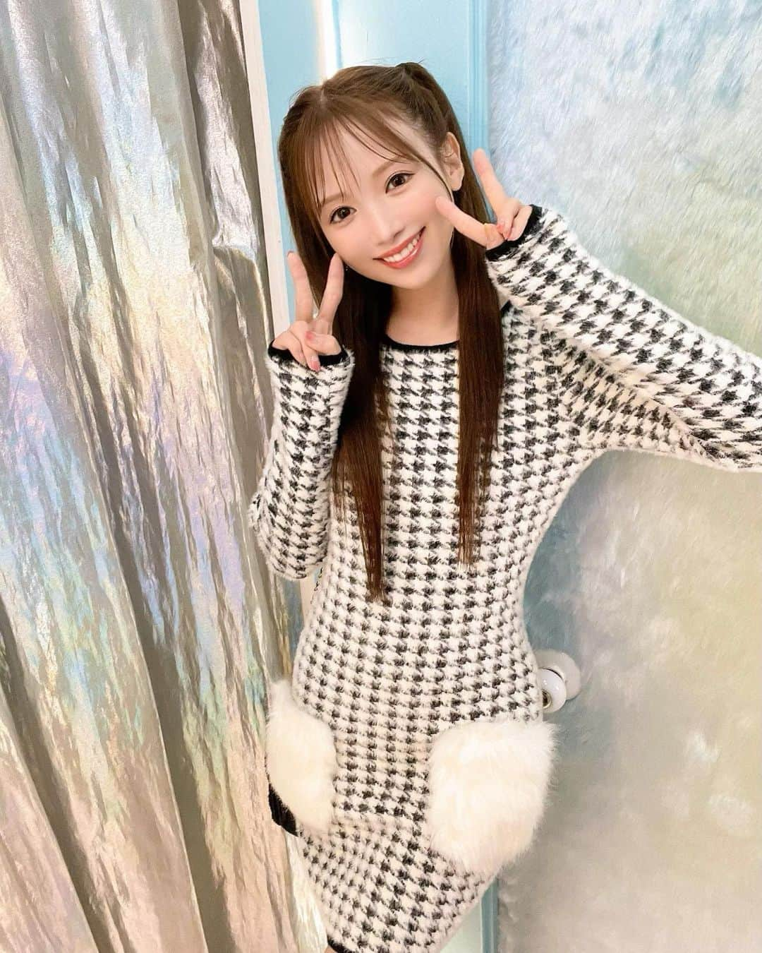 八鍬里美のインスタグラム：「今日は千鳥柄ニット発売祭り🥳 もうすっかりAWですね🍂⛄️💕 ふわふわのファーポケットかわちい🥹  #千鳥柄#千鳥柄ニット#aw#ミシェルマカロン#michellmacaron」