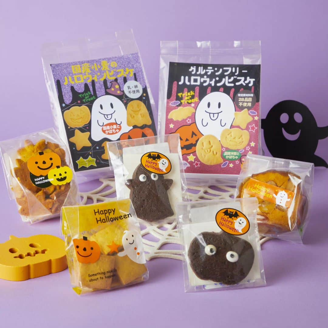 PARCO_ya上野のインスタグラム：「Trick or Treat♪ パープルやブラックカラー、パンプキンやコウモリのモチーフなど… 見るだけでワクワクと心くすぐられる、パーティー気分を盛り上げるユニークな商品など、おすすめの料理やお菓子を集めました。 おうちで楽しむハロウィンにいかがですか🎃   【B1 こだわりや】@kodawariya  ・かぼちゃクッキー（ひえ入り）¥519 国内産の小麦粉、バター、洗双糖、卵を使用した生地にかぼちゃと雑穀のひえを混ぜ込んだプチプチとした食感のクッキー  ・かぼちゃクッキー（全粒粉）   ¥357 甘さ控えめで、カボチャ、全粒粉が主原料の素朴な味のクッキー  ・かぼちゃのカップケーキ     ¥314 蒸してマッシュしたかぼちゃをたっぷり入れたふんわりソフトな甘さ控えめのカップケーキ。トッピングに有機アーモンドを散らしました。  ・ハロウィンクッキー  ¥335 ココアのクッキー生地をハロウィン仕様で抜き、目を白のアイシングと黒のアイシングで描きました。おばけとかぼちゃの二種類です  ・グルテンフリーハロウィンビスケ　¥648　ハロウィンにぴったりのジャック・オ・ランタン型、オバケ型、魔女の帽子型、星型に型抜きしています。やさしい甘みのかぼちゃのビスケットです。  #パルコヤ上野 #パルコヤ #こだわりや #オーガニック #自然食品 #organic #natural #vegetable#startwithorganic #パンプキン #ハロウィン #halloween」