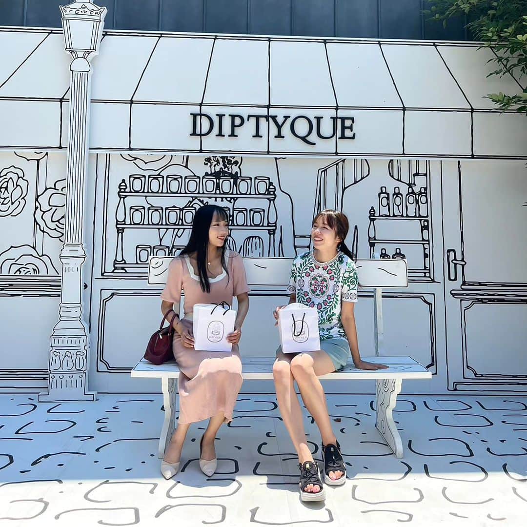 なつみのインスタグラム：「韓国旅行前の暑い日☀️ ⁡ゆいにゃとdiptyqueのポップアップストアに行ってきた︎🌷 ⁡ ⁡ゆいにゃとはもう10年来の友達🤝🏻💓⁡ ⁡いつもいろんなイベントに誘ってくれて嬉しい🥰⁡ ⁡⁡ ⁡写真集「夏のWater」の時にお気に入りだったワンピースで👗⁡ ⁡⁡ ⁡#ライブ配信#ライバー#八重歯#宅建士#宅建#宅地建物取引士#不動産営業#イギリス留学#バセドウ病#吃音症#過敏性腸症候群#🧢なつみ👻🍊#ファッション誌モデル#着物モデル#ディプティク#ディプティック#diptyque#gravesdisease#stuttering」