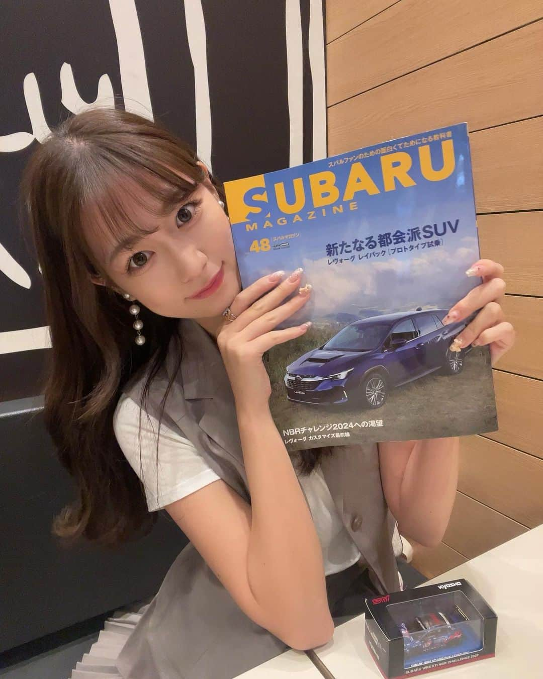 りなぴよのインスタグラム：「📕  【掲載情報】  10/10発売の #スバルマガジン に Mini Car & Bookが紹介されてるページがあります‼️ わたしも、ちらり🤭  是非チェックしてみてください☺️✨  ミニカーブックでは、 辰己総監督、沢田監督、佐々木ドライバーと 対談させて頂き、 ニュルでの有名なごはん『ニュルカレー』などの 秘話も聞いちゃいました🤭  #pr #京商 #スバル #sti #wrx #nbr #nurburgring #EJ20 #kyoshominicarbook」