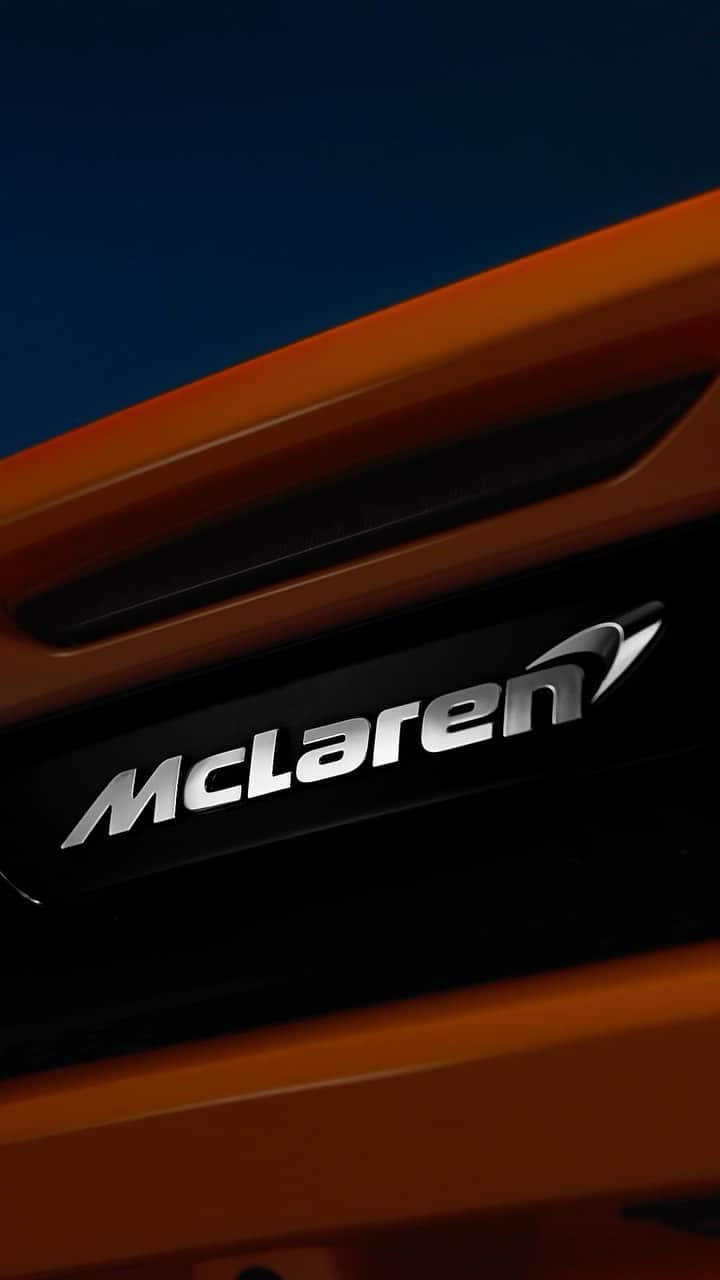 McLaren Automotiveのインスタグラム：「The Zeppelin McLaren Edition is a wireless speaker with an iconic design, now rendered in Galvanic Grey and Papaya Orange.  #McLarenAuto #BowersWilkins #Zeppelin」