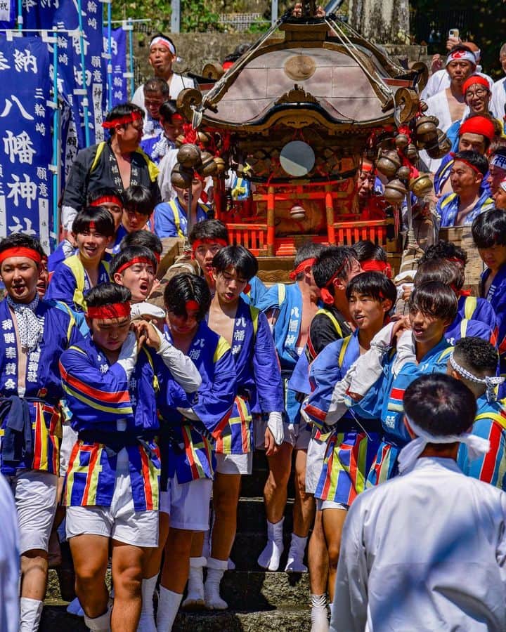 和みわかやまのインスタグラム：「. 先月9月中旬に新宮市で開催された、三輪崎八幡神社の例大祭🌿神輿や山車が街中を練り歩き、日本遺産にも認定された踊りが披露されました👏😲  📷：@kazz1109 📍：熊野エリア 新宮市  和歌山の写真に #nagomi_wakayama のハッシュタグをつけて投稿いただくと、その中から素敵な写真をリポストします😉 . . . #和歌山 #和歌山観光 #和歌山旅行 #わかやま #和みわかやま #wakayama #wakayamajapan #wakayamatrip #wakayamatravel #nagomi_wakayama #wakayamagram #神社 #例大祭 #祭り #神輿 #踊り  #shrine #temple #japanesefestival #festival #旅行 #国内旅行 #旅行好きな人と繋がりたい #観光 #travel #trip #travelgram #japan #travelphotography」