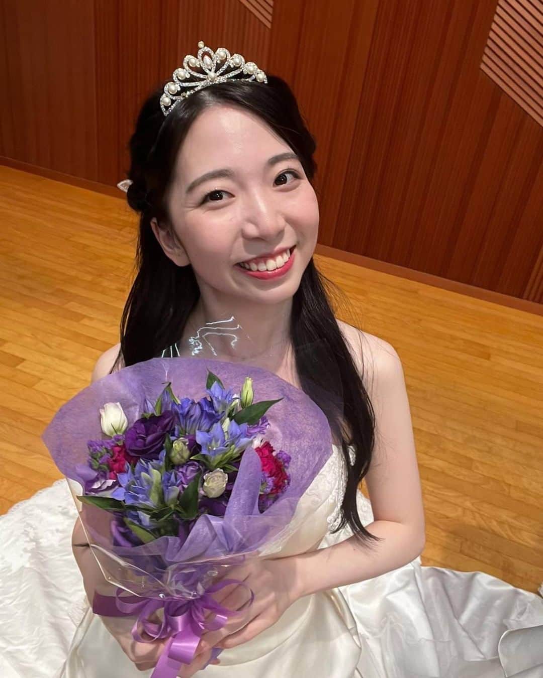 後藤沙梨花のインスタグラム：「皆様ごきげんよう エントリーNo.1坂田野愛です🦢  10/7,8の2日間にわたりミス和（やわらぎ）コンテストが実施されました。 ご来場くださった皆様、ありがとうございました✨️  審査の結果、審査員特別賞とKINUJO賞を受賞することができました😭名誉ある賞を頂けたこと心から嬉しく思います。  ミス和コンテストでは、2日目の振袖ステージにて7分間の自己アピールタイムがあり、特技披露とスピーチをします。 特技披露では和菓子作りを披露しました🌸 スピーチでは、コロナ渦に大学へ入学して喪失した挑戦心と、そんな過酷な状況でもチャンスへ備えて自分自身を磨き続ける大切さについてお話ししました。  せっかく貴重な時間を私たちのコンテストをみるために割いてくれるなら何か持ち帰って頂きたい、そう考えて一生懸命スピーチの内容を考えました。  会場にいらした方から｢前向きに挑戦する気持ちになった｣という様に感想を述べてもらうことができ本当に感無量でした。  エントリーNo.1ということでトップバッターでしたが、全く緊張せずに本番を迎えることができました。これは緊張しなくてすむまで練習した成果です。ここまで自分を追い込んで練習することができたのは、毎日Web投票をしてくれていた家族や友人、そして私たちのために沢山動いてくれたミス部署の委員の子たちの存在があったからです。みんなへの感謝の気持ちがスピーチを成功させることで伝えられるのではないか、と考えました。 その結果が審査員特別賞受賞に繋がったと思い、改めて応援してくれた方々とミスコン部署のみんなに感謝しています！ 来年以降このコンテストに出る子たちが、本番の準備に一生懸命取り組めば賞を貰えるというモチベーションをもってくれたら嬉しいです😊  審査員を務めてくださった株式会社マイムのお2人、昨年度ミスの星美実さん、準ミスの大谷優以子さん、映画コーディネーターの門倉様、今年度和祭実行委員長の徳留さん、素敵な賞をくださりありがとうございました😌  また4か月間で撮影してくださった方々、ヘアメイクをしてくださった方々、パーソナルカラー診断等でお世話になった方々… 沢山の新たな出会いと学びがありました。 学生同士で作品を作り上げることも多く、すごく良い刺激になりました。  関わってくださった全ての皆様へ、誠にありがとうございました😌  そしてそして最後に… このミスコンを通して5人の女性と出会いました。みんな本当に華があり、自然と応援したくなるような人柄な子達ばかりなので、ついつい自分と比較してしまうこともありました。しかし一緒に過ごす時間を重ねるごとに皆んなの色々な一面に触れることが出来、4ヶ月間という短期間でお互いを尊敬しあい高めあうことの出来る仲になれました。みんなのことが大好きです💕  コンテストは終わりましたが、”日本の伝統文化を重んじつつ、国際社会へ羽ばたいていけるような、学習院女子大学に相応しい女性”に近づけるように精進して参ります🇯🇵  それではごきげんよう～👋🏻‪✨️  #学習院女子大学 #和祭 #gwc #Missgwc2023 #misscontest2023 #ミス和コンテスト #ミスコンテスト　#ミス和 #gakushuinwomenscollege #ミス和コンテスト2023 #ミスコン #春からgwc #学女 #学女ミスコン #ミスコンファイナリスト」