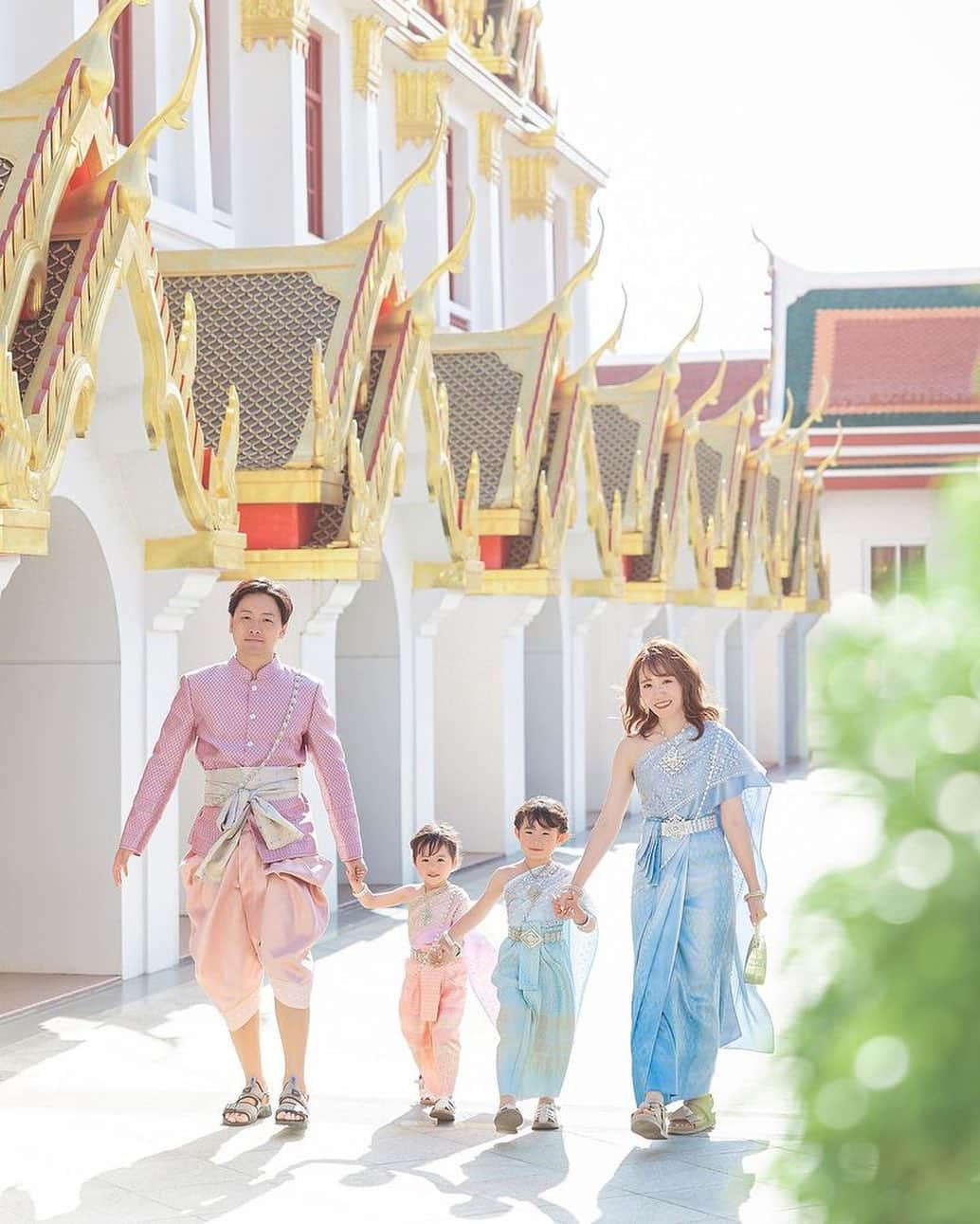 タイ国政府観光庁さんのインスタグラム写真 - (タイ国政府観光庁Instagram)「. 【今週の #WhatNewThailand 🇹🇭🔍】  #今こそタイへ 行ってみたい！と思った方は コメント欄に【📸】をどうぞ♡  今月のテーマ「ベストシーズンにタイに行こう」から ベストシーズンにまわりたい旅のプランをPick Up ⠜*  今回は旅の予定に入れたい、タイ伝統衣装を着ての撮影を楽しむ様子をお届けします✨  せっかくタイを訪れるなら、タイでしかできないことがしタイ‼️❤️‍🔥  そんな方は、伝統衣装を着て思い出の一枚を撮ってみてはいかがでしょうか？☺️ 男性用の正装は「スア・プララーチャターン」、女性用の正装は「シワーライ」と呼ばれ、淡い色合いものから原色系、金のゴージャスなものまで、デザインも豊富です◎  バンコクやアユタヤ、プーケットといった観光地では、レンタル店が点在しているので要チェック✅　もちろんマーケットや専門店などで気に入った１着を買うのも🙆‍♀️  タイらしい装いで街歩きするのも楽しい旅行になるはずです👍  ご家族やご友人、大切な人と、もちろんおひとりでも❕ タイでのひと時を満喫しましょう🤗  @9mechan0114  さん、コップン・カー🙏✨  ★参考になった！と思ったら、あとで見返せるように、 画像右下にある保存ボタン🔖をタップ！  #repost #タイ #バンコク #家族写真 #タイ伝統衣装 #タイ民族衣装 #タイ衣装 #タイ観光 #タイ生活 #タイライフ #今こそタイへ #こんなタイ知らなかった #もっと知りタイ #はじめてのタイ #タイ旅行 #バンコク旅行 #旅好きな人と繋がりたい #旅行好きな人と繋がりたい #海外旅行 #thailand #bangkok #bangkoktrip #thaicostume #amazingthailand #thailandtravel #thailandtrip #thaistagram #lovethailand #amazingnewchapters」10月11日 18時00分 - amazingthailandjp