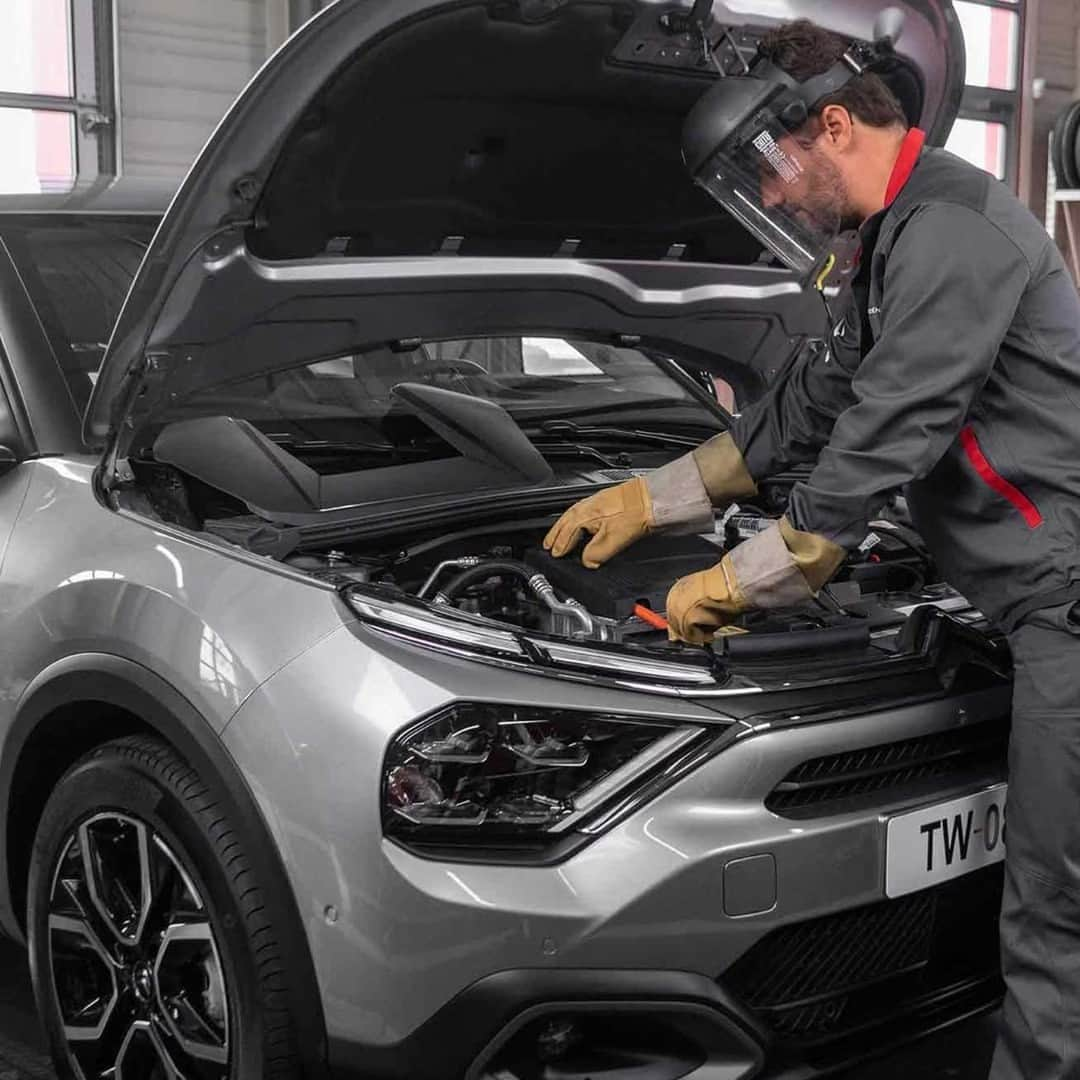 CITROEN JP Officialのインスタグラム：「初回ご来店の方に向け、無料点検キャンペーン実施中。 https://www.citroen.jp/maintenance-and-services/cpn/inspection_campaign.html  信頼と安心のシトロエン正規ディーラーが、皆様のシトロエン車の無料点検*を行います。 シトロエン車を知り尽くしたメカニックが、専門知識と熟練した技術によって丁寧なメンテナンスを実施し、 クルマのコンディションを隅々までチェックします。 ぜひ、お近くのシトロエン正規ディーラーへお越しください。  （*整備や修理に必要な部品代および工賃は含まれません。）  詳しくはサイトからご確認ください。  #シトロエン」