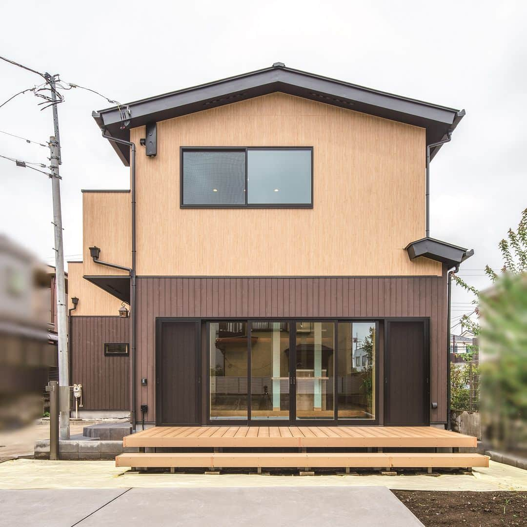 明友建設株式会社のインスタグラム：「今日は外装のご紹介です🏠  大きな土間があるからベビーカーや大人数の来客にも対応可能です🙆  【資料請求・お問い合わせ方法】 ①公式HPお問い合わせフォーム プロフィールURLにございます弊社HPリンクよりお問い合わせいただけます。 ②お電話 0120-593-678 受付時間：10:00~17:00(水曜・祝日を除く)  【毎日投稿】 他の投稿はこちら！➢➢➢@meiyu_kensetsu  #明友建設 #注文住宅 #工務店 #高性能住宅 #高断熱 #高気密 #自然素材 #無垢 #造作家具 #大泉学園 #練馬区 #デザイン住宅 #デザイン注文住宅 #新築一戸建て #一戸建て #建築 #建築デザイン #建築学生 #建築好きな人と繋がりたい #インテリア #インテリア好きな人と繋がりたい #造作家具  #インテリア家具 #マイホーム計画 #マイホーム計画中の人と繋がりたい #家づくり」