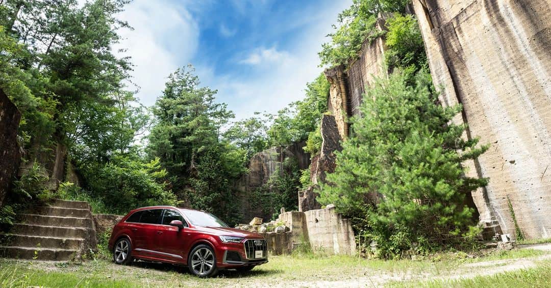 Audi Japan Sales / アウディジャパン販売さんのインスタグラム写真 - (Audi Japan Sales / アウディジャパン販売Instagram)「【Audi Q7で行く、山形ロングドライブ。】  青々と豊かな山々、穏やかで存在感を放つ澄み渡る川、きらめきと落ち着きのある海。 自然を堪能するのに、うってつけの山形。 今回のAudi Japan Sales独自企画は、山形の美しい自然と歴史的な名所をAudi Q7と共に巡ります。  ①#西吾妻スカイバレー ②#瓜割石庭公園 ③#GEA佐藤繊維 ④#肘折温泉 ⑤#最上峡 ⑥#土門拳記念館 ⑦#庄内夕日街道 ⑧#スタジオセディック庄内オープンセット ⑨#湯殿山神社 ⑩#寒河江ダム  山形ドライブの魅力をもっと知りたい方は、#AJS のオフィシャルサイト内「スペシャルコンテンツ」よりご覧ください。  #Audi #AJS #myaudi #audistyle #car #carstagram #アウディ #ドライブ #車 #愛車 #外車 #ドイツ車 #車好き #車好きな人と繋がりたい #アウディ女子 #車好き男子 #山形 #山形ドライブ」10月11日 18時00分 - audi.japan.sales