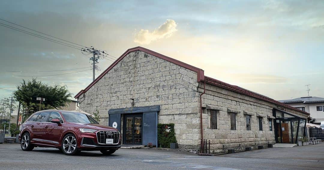 Audi Japan Sales / アウディジャパン販売さんのインスタグラム写真 - (Audi Japan Sales / アウディジャパン販売Instagram)「【Audi Q7で行く、山形ロングドライブ。】  青々と豊かな山々、穏やかで存在感を放つ澄み渡る川、きらめきと落ち着きのある海。 自然を堪能するのに、うってつけの山形。 今回のAudi Japan Sales独自企画は、山形の美しい自然と歴史的な名所をAudi Q7と共に巡ります。  ①#西吾妻スカイバレー ②#瓜割石庭公園 ③#GEA佐藤繊維 ④#肘折温泉 ⑤#最上峡 ⑥#土門拳記念館 ⑦#庄内夕日街道 ⑧#スタジオセディック庄内オープンセット ⑨#湯殿山神社 ⑩#寒河江ダム  山形ドライブの魅力をもっと知りたい方は、#AJS のオフィシャルサイト内「スペシャルコンテンツ」よりご覧ください。  #Audi #AJS #myaudi #audistyle #car #carstagram #アウディ #ドライブ #車 #愛車 #外車 #ドイツ車 #車好き #車好きな人と繋がりたい #アウディ女子 #車好き男子 #山形 #山形ドライブ」10月11日 18時00分 - audi.japan.sales