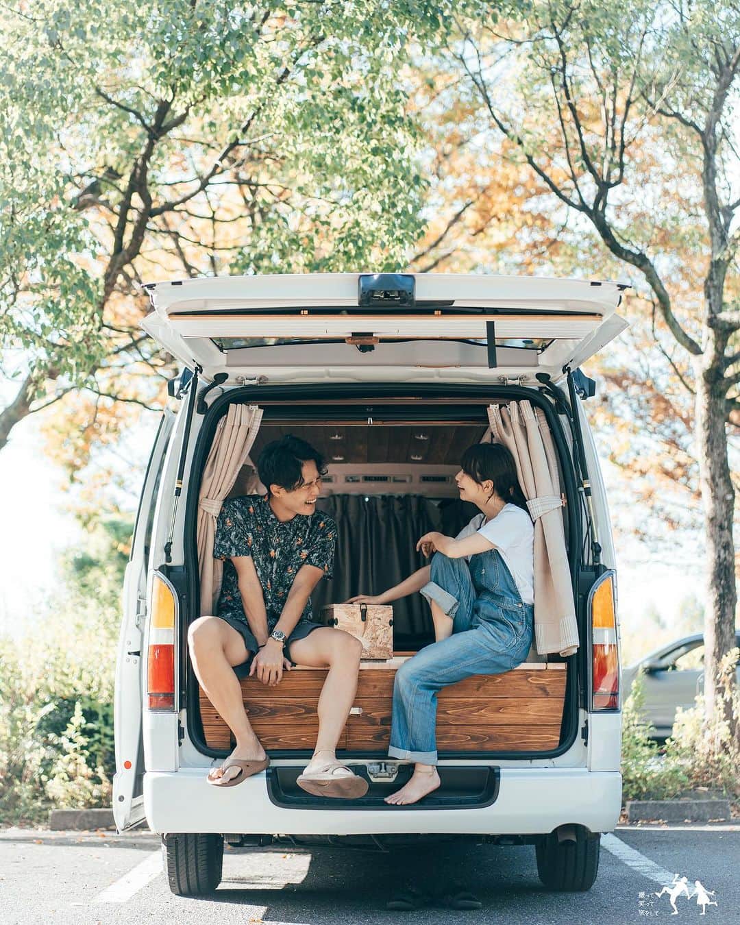 こんちゃんのインスタグラム：「ハミルトンから腕時計「カーキ フィールド EXPEDITION AUTO」が届きました🌳 まず、このスペシャルBOXを開ける瞬間からもう！心躍るよ、もう！！ この新作の時計はアウトドア派の人にはもってこい！で、アメリカの陸軍に供給されていた歴史もあったり、100m防水も備わってたり、スーパールミノバＲ加工が施されていて、 時針・分針・インデックスが暗い所で光るのも外に行くのが好きな人だととても有難い💡 コンパスベゼルも備わってるから、万が一の遭難にも一役買うかもしれない…！ アウトドア中や自然の中にいる時は時間確認する時にスマホを見て「わっ！通知来てる！」とか 「あの連絡返さなきゃ！」とか思いたくないから、シンプルに時計の機能+アウトドア機能付きなのがいい！！ 登山やキャンプにピッタリだし、かと思えばレザーストラップなのでスーツにも合うデザインの時計です👏 #PR #hamiltonwatch #stepoutside #khakifieldexpedition #hamiltonfamily #ハミルトン」