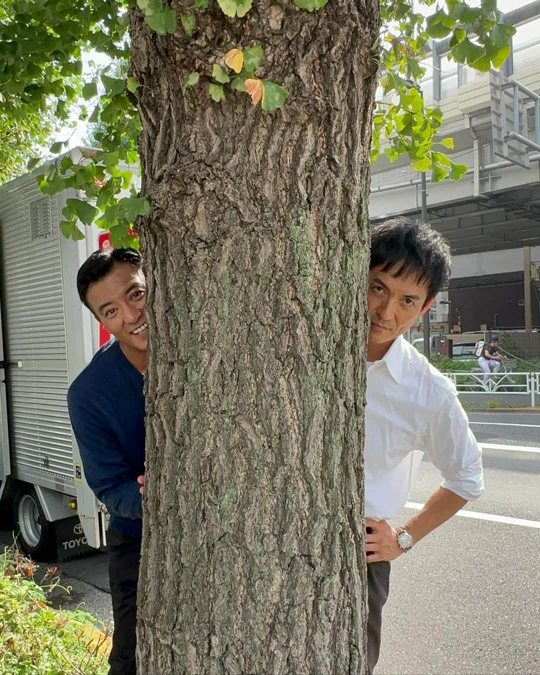 トクメイ！警視庁特別会計係のインスタグラム：「🚨トクレポ（トクメイ！レポート）  #沢村一樹 さんと #徳重聡 さんは 決して“ひょっこりはん”で遊んでいる わけではありません😤  れっきとした尾行です、尾行！ ………たぶん。  （徳重さん、楽しそう…😊）  #トクメイ #16日よる10時スタート」