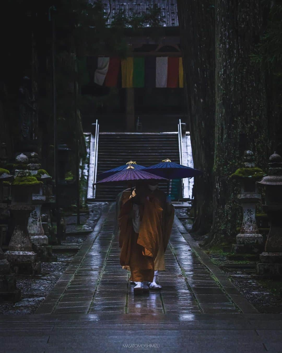 Visit Wakayamaのインスタグラム：「. Walking in the rain at Okuno-in, even the rich saffron yellow of the monks’ robes seem somber. 📸 @seamizu 📍 Okuno-in, Wakayama . . . . . #discoverjapan #unknownjapan #instajapan #landscape #japan #japantrip #japantravel #beautifuldestinations #wakayama #wakayamagram #explore #adventure #visitwakayama #travelsoon #visitjapan #stayadventurous #igpassport #explorejapan #lonelyplanet #sustainabletourism #forestbathing #worldheritage #koyasan #healingjourney #okunoin #spiritualjourney #mossgarden #templestay #pilgrimage #japanesetemple」