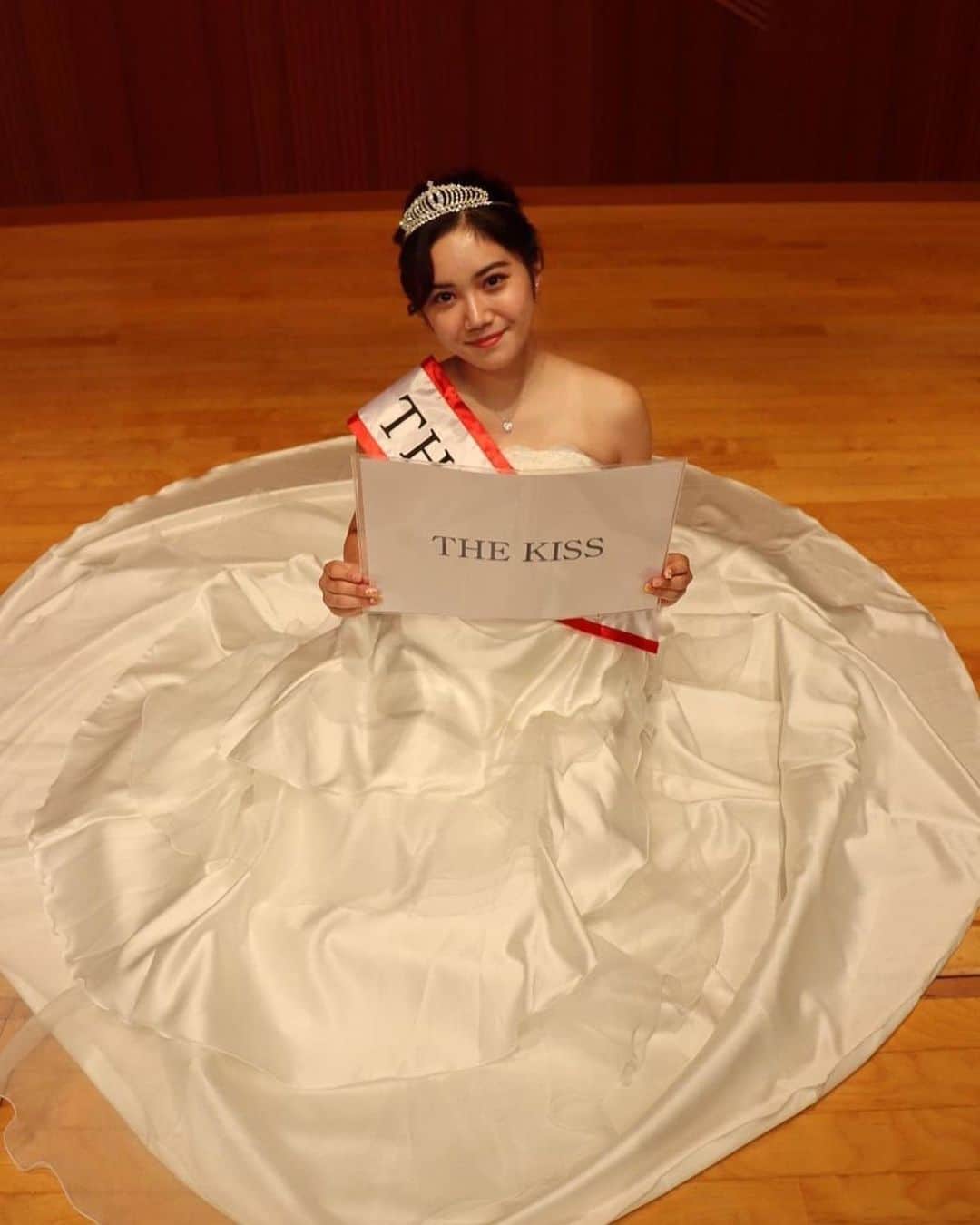 後藤沙梨花のインスタグラム：「ごきげんよう🌸 Entry No.2 木谷心です。  10月9日（日）を持ちまして、約4ヶ月間のミスコンテストの活動が終了いたしました。 有難いことにたくさんのお写真を撮っていただいたので厳選した私を掲載します。  今回、私は多くのことを学び成長しました。  初めは、「人の前に出ること」に対して、「自分が出場しても。。。」と思うこともありました。また、自分だけ性格や格好など浮いている感じがして、不安になることもありました。しかし、このコンテストを通して、それぞれの「個性」や「挑戦」という大切なことについて考え直すことができました。  正直、グランプリを取ることができず、悔しい気持ちが大きく、皆様の応援に添えず悲しい気持ちもあります。しかし、その気持ち以上に応援してくださった方々の声援による「幸せ」と出会いの大切さや自分の人生への「学び」が大きいです。  そして、「THE KISS賞」という素敵な賞を頂き、大変嬉しく思います。「1番選ばれることはないだろう」と思っていた賞を選んでいただき、とても驚きました。私の中でジュエリーの賞は、「素敵な女性」が身に纏うイメージが大きくかったため、名前を呼ばれたさい、嬉しさのあまり心臓が一瞬止まった気がします。そのため、「素敵な女性」と認められた気がして自分への自信にも繋がりました。  ミスコンテストを通して、出会えたファイナリスト5名、委員の方々、応援してくださった皆様。 私に「個性の美しさ」「挑戦することの素晴らしさ」を改めて教えていただき、ありがとうございました。  これらの経験を大切にこれからも自分の夢や目標対し、努力していきます。素敵な日々をありがとうございました！  #学習院女子大学 #和祭 #gwc #Missgwc2023 #misscontest2023 #ミス和コンテスト #ミスコンテスト　#ミス和 #gakushuinwomenscollege #ミス和コンテスト2023 #ミスコン #春からgwc #学女 #学女ミスコン #ミスコンファイナリスト」