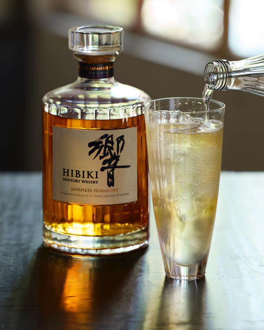 響 | SUNTORY WHISKY HIBIKIのインスタグラム：「. HIBIKI TIME ~二十四節気・寒露~  やわらかく甘美な香りに包まれる。 The soft, sweet aroma envelops you.  #hibiki #響 #hibiki_time #二十四節気 #24seasons #寒露 #kanro #withnature #琥珀 #amber #hibiki_with_soda #ハイボール #highball」