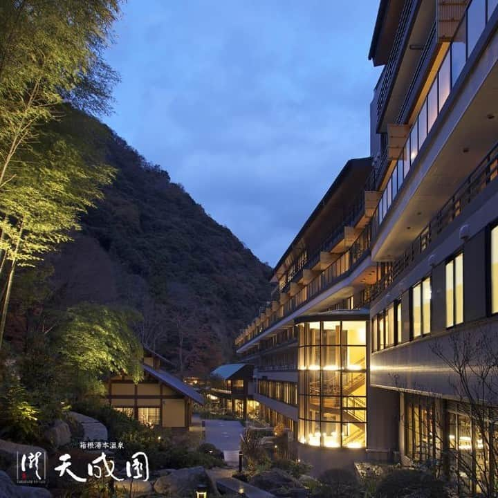 【公式】箱根湯本温泉 天成園のインスタグラム：「♨ 驚異の54%OFF！？ 【期間限定】お得なプラン販売中！！！  ◎入館チケット ◎深夜割増料金 ◎朝食バイキング ◎選べる極メニューチケット  全てセットで通常価格8,630円のところ 【3,970円】で楽しめる！！ ※税込・入湯税別 天成園でお得に箱根を満喫しちゃいましょう！ 期間限定での販売ですのでご予約はお早めに👀  ご予約はこちらから⬇️ https://www.kkday.com/ja/product/152652  #箱根 #箱根湯本 #天成園 #箱根湯本温泉 #天成園箱根湯本 #温泉 #本格温泉 #箱根ホテル #箱根旅館 #箱根旅行 #旅行 #個室 #貸し切り #レンタル浴衣 #露天風呂 #日本庭園 #神社 #滝 #日帰り温泉 #オトクなプラン」