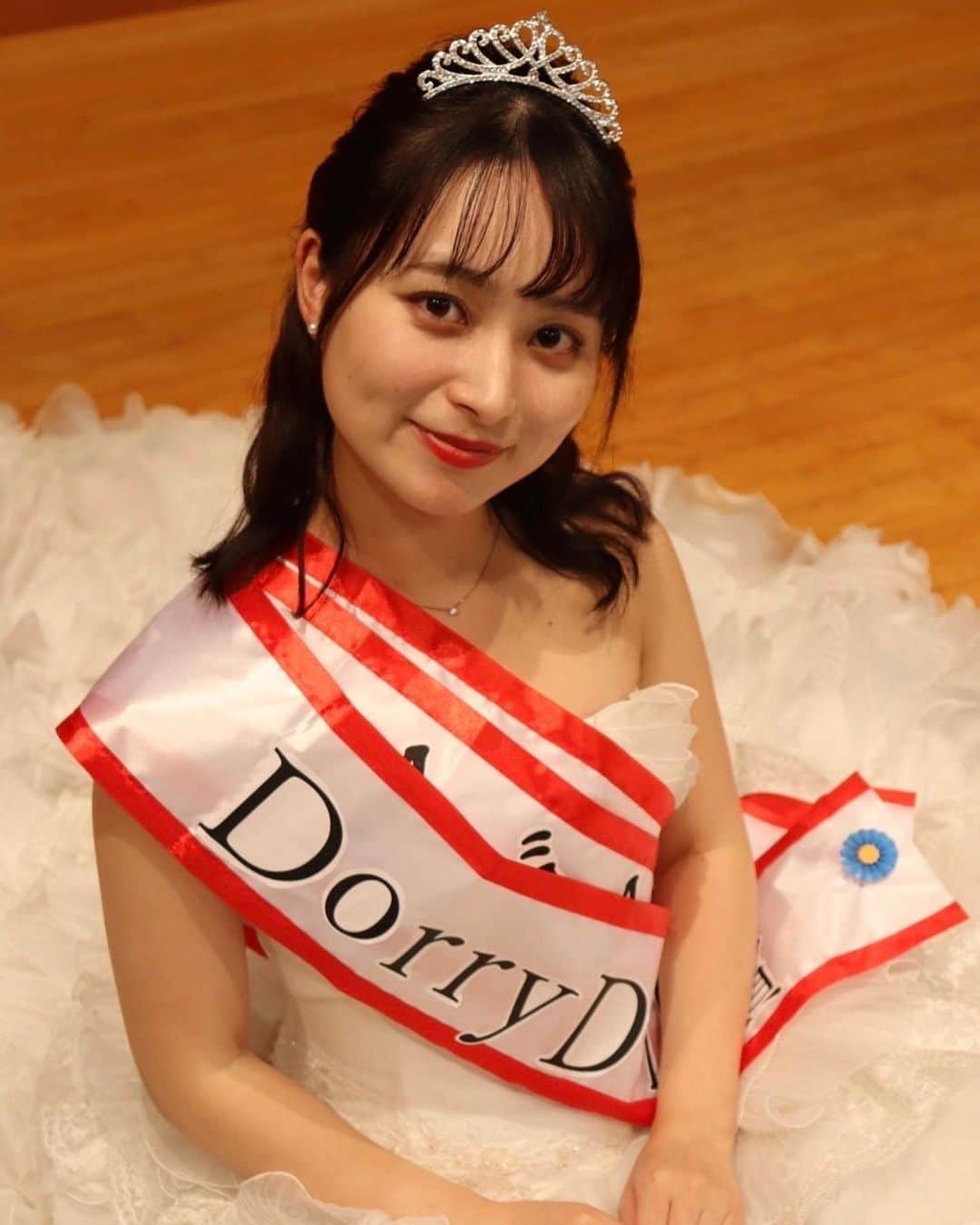 後藤沙梨花さんのインスタグラム写真 - (後藤沙梨花Instagram)「皆様、ごきげんよう。 エントリーNo.3の川津佐葵です🌸  2023年度ミス和コンテストが 10月7、8日をもって終了いたしました。 本当にあっという間で実感が湧いていません😢  私は幼い頃から感受性が強く繊細な性格で 挑戦することから逃れてばかりの人生を送ってきました。 しかし、大学進学を機に親元を離れ、本当にこのままでいいのか？と自分自身に問いかける時間を持つようになりました。そんな時にミスコンテストへの推薦を受け、出場を決意しました✨  約4ヶ月間の活動、慣れないことが続く毎日で 不安で眠れず体調を崩してしまうこともありました。 しかし、そんな時にはミスの5人、ミスコン部署の皆さんが支えとなってくれ無事に本番を迎えることが出来ました。 ミス5人、部署の皆んな出会ってくれて本当にありがとう愛してます🫶また家族や友人、SNSを通じて出会った方々から温かい言葉をいただき、改めて周りに恵まれていることを実感しました。  このミス和コンテストでの経験が間違いなく私を成長させてくれました。以前の私は挑戦から逃れてばかりいましたが 今は「とりあえずやってみよう！」と前向きな考えを持てるようになりました。そして、これから様々なことにチャレンジして後悔のない人生を歩みたいと思います！  改めて約4ヶ月間お付き合いいただき本当にありがとうございました。皆様の応援のおかげでここまで駆け抜けることが出来ました、心より感謝申し上げます。 今後の川津佐葵もどうか暖かく見守っていただければ幸いです♡  それでは、ごきげんよう👋  #学習院女子大学 #和祭 #gwc #Missgwc2023 #misscontest2023 #ミス和コンテスト #ミスコンテスト　#ミス和 #gakushuinwomenscollege #ミス和コンテスト2023 #ミスコン #春からgwc #学女 #学女ミスコン #ミスコンファイナリスト」10月11日 18時01分 - missgwc2023