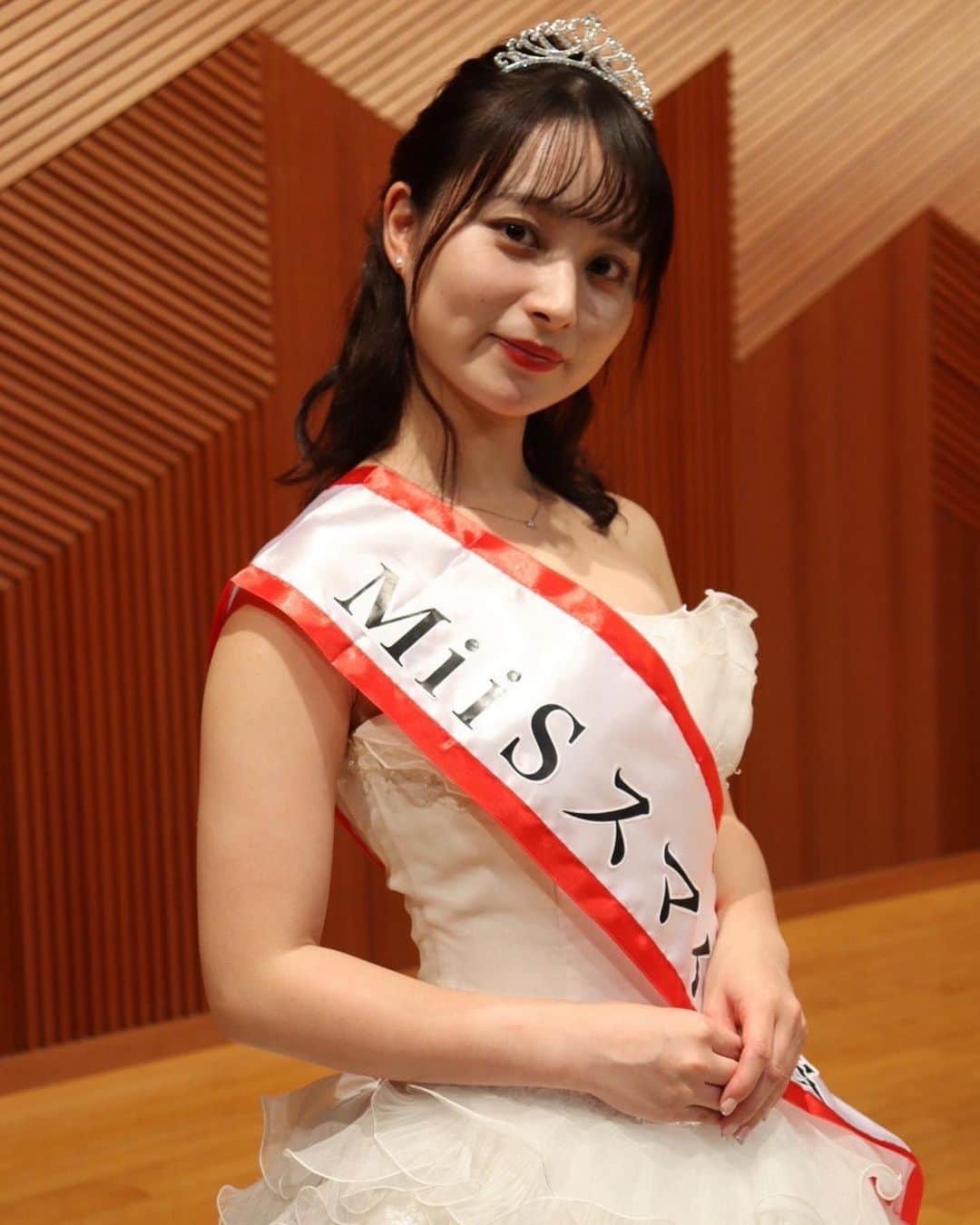 後藤沙梨花さんのインスタグラム写真 - (後藤沙梨花Instagram)「皆様、ごきげんよう。 エントリーNo.3の川津佐葵です🌸  2023年度ミス和コンテストが 10月7、8日をもって終了いたしました。 本当にあっという間で実感が湧いていません😢  私は幼い頃から感受性が強く繊細な性格で 挑戦することから逃れてばかりの人生を送ってきました。 しかし、大学進学を機に親元を離れ、本当にこのままでいいのか？と自分自身に問いかける時間を持つようになりました。そんな時にミスコンテストへの推薦を受け、出場を決意しました✨  約4ヶ月間の活動、慣れないことが続く毎日で 不安で眠れず体調を崩してしまうこともありました。 しかし、そんな時にはミスの5人、ミスコン部署の皆さんが支えとなってくれ無事に本番を迎えることが出来ました。 ミス5人、部署の皆んな出会ってくれて本当にありがとう愛してます🫶また家族や友人、SNSを通じて出会った方々から温かい言葉をいただき、改めて周りに恵まれていることを実感しました。  このミス和コンテストでの経験が間違いなく私を成長させてくれました。以前の私は挑戦から逃れてばかりいましたが 今は「とりあえずやってみよう！」と前向きな考えを持てるようになりました。そして、これから様々なことにチャレンジして後悔のない人生を歩みたいと思います！  改めて約4ヶ月間お付き合いいただき本当にありがとうございました。皆様の応援のおかげでここまで駆け抜けることが出来ました、心より感謝申し上げます。 今後の川津佐葵もどうか暖かく見守っていただければ幸いです♡  それでは、ごきげんよう👋  #学習院女子大学 #和祭 #gwc #Missgwc2023 #misscontest2023 #ミス和コンテスト #ミスコンテスト　#ミス和 #gakushuinwomenscollege #ミス和コンテスト2023 #ミスコン #春からgwc #学女 #学女ミスコン #ミスコンファイナリスト」10月11日 18時01分 - missgwc2023