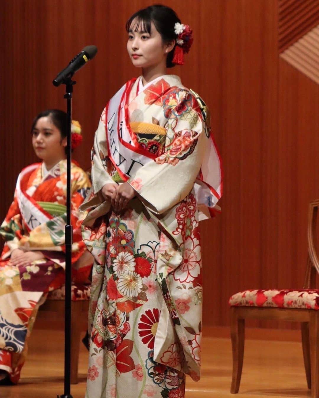 後藤沙梨花さんのインスタグラム写真 - (後藤沙梨花Instagram)「皆様、ごきげんよう。 エントリーNo.3の川津佐葵です🌸  2023年度ミス和コンテストが 10月7、8日をもって終了いたしました。 本当にあっという間で実感が湧いていません😢  私は幼い頃から感受性が強く繊細な性格で 挑戦することから逃れてばかりの人生を送ってきました。 しかし、大学進学を機に親元を離れ、本当にこのままでいいのか？と自分自身に問いかける時間を持つようになりました。そんな時にミスコンテストへの推薦を受け、出場を決意しました✨  約4ヶ月間の活動、慣れないことが続く毎日で 不安で眠れず体調を崩してしまうこともありました。 しかし、そんな時にはミスの5人、ミスコン部署の皆さんが支えとなってくれ無事に本番を迎えることが出来ました。 ミス5人、部署の皆んな出会ってくれて本当にありがとう愛してます🫶また家族や友人、SNSを通じて出会った方々から温かい言葉をいただき、改めて周りに恵まれていることを実感しました。  このミス和コンテストでの経験が間違いなく私を成長させてくれました。以前の私は挑戦から逃れてばかりいましたが 今は「とりあえずやってみよう！」と前向きな考えを持てるようになりました。そして、これから様々なことにチャレンジして後悔のない人生を歩みたいと思います！  改めて約4ヶ月間お付き合いいただき本当にありがとうございました。皆様の応援のおかげでここまで駆け抜けることが出来ました、心より感謝申し上げます。 今後の川津佐葵もどうか暖かく見守っていただければ幸いです♡  それでは、ごきげんよう👋  #学習院女子大学 #和祭 #gwc #Missgwc2023 #misscontest2023 #ミス和コンテスト #ミスコンテスト　#ミス和 #gakushuinwomenscollege #ミス和コンテスト2023 #ミスコン #春からgwc #学女 #学女ミスコン #ミスコンファイナリスト」10月11日 18時01分 - missgwc2023