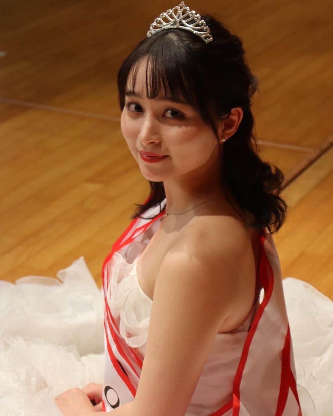 後藤沙梨花さんのインスタグラム写真 - (後藤沙梨花Instagram)「皆様、ごきげんよう。 エントリーNo.3の川津佐葵です🌸  2023年度ミス和コンテストが 10月7、8日をもって終了いたしました。 本当にあっという間で実感が湧いていません😢  私は幼い頃から感受性が強く繊細な性格で 挑戦することから逃れてばかりの人生を送ってきました。 しかし、大学進学を機に親元を離れ、本当にこのままでいいのか？と自分自身に問いかける時間を持つようになりました。そんな時にミスコンテストへの推薦を受け、出場を決意しました✨  約4ヶ月間の活動、慣れないことが続く毎日で 不安で眠れず体調を崩してしまうこともありました。 しかし、そんな時にはミスの5人、ミスコン部署の皆さんが支えとなってくれ無事に本番を迎えることが出来ました。 ミス5人、部署の皆んな出会ってくれて本当にありがとう愛してます🫶また家族や友人、SNSを通じて出会った方々から温かい言葉をいただき、改めて周りに恵まれていることを実感しました。  このミス和コンテストでの経験が間違いなく私を成長させてくれました。以前の私は挑戦から逃れてばかりいましたが 今は「とりあえずやってみよう！」と前向きな考えを持てるようになりました。そして、これから様々なことにチャレンジして後悔のない人生を歩みたいと思います！  改めて約4ヶ月間お付き合いいただき本当にありがとうございました。皆様の応援のおかげでここまで駆け抜けることが出来ました、心より感謝申し上げます。 今後の川津佐葵もどうか暖かく見守っていただければ幸いです♡  それでは、ごきげんよう👋  #学習院女子大学 #和祭 #gwc #Missgwc2023 #misscontest2023 #ミス和コンテスト #ミスコンテスト　#ミス和 #gakushuinwomenscollege #ミス和コンテスト2023 #ミスコン #春からgwc #学女 #学女ミスコン #ミスコンファイナリスト」10月11日 18時01分 - missgwc2023