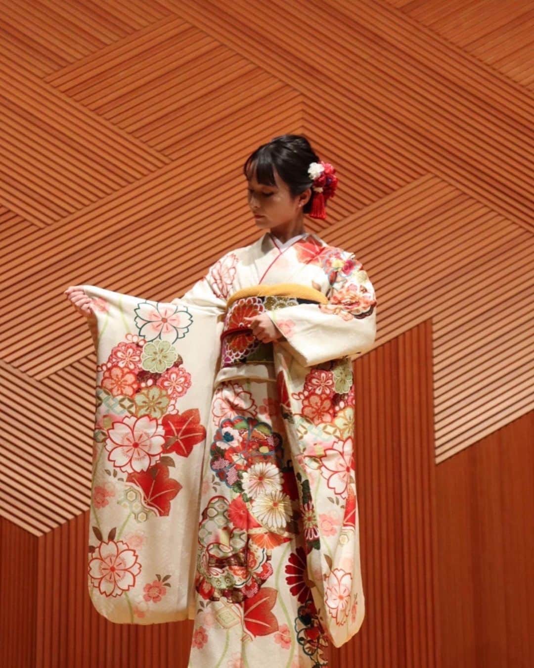 後藤沙梨花さんのインスタグラム写真 - (後藤沙梨花Instagram)「皆様、ごきげんよう。 エントリーNo.3の川津佐葵です🌸  2023年度ミス和コンテストが 10月7、8日をもって終了いたしました。 本当にあっという間で実感が湧いていません😢  私は幼い頃から感受性が強く繊細な性格で 挑戦することから逃れてばかりの人生を送ってきました。 しかし、大学進学を機に親元を離れ、本当にこのままでいいのか？と自分自身に問いかける時間を持つようになりました。そんな時にミスコンテストへの推薦を受け、出場を決意しました✨  約4ヶ月間の活動、慣れないことが続く毎日で 不安で眠れず体調を崩してしまうこともありました。 しかし、そんな時にはミスの5人、ミスコン部署の皆さんが支えとなってくれ無事に本番を迎えることが出来ました。 ミス5人、部署の皆んな出会ってくれて本当にありがとう愛してます🫶また家族や友人、SNSを通じて出会った方々から温かい言葉をいただき、改めて周りに恵まれていることを実感しました。  このミス和コンテストでの経験が間違いなく私を成長させてくれました。以前の私は挑戦から逃れてばかりいましたが 今は「とりあえずやってみよう！」と前向きな考えを持てるようになりました。そして、これから様々なことにチャレンジして後悔のない人生を歩みたいと思います！  改めて約4ヶ月間お付き合いいただき本当にありがとうございました。皆様の応援のおかげでここまで駆け抜けることが出来ました、心より感謝申し上げます。 今後の川津佐葵もどうか暖かく見守っていただければ幸いです♡  それでは、ごきげんよう👋  #学習院女子大学 #和祭 #gwc #Missgwc2023 #misscontest2023 #ミス和コンテスト #ミスコンテスト　#ミス和 #gakushuinwomenscollege #ミス和コンテスト2023 #ミスコン #春からgwc #学女 #学女ミスコン #ミスコンファイナリスト」10月11日 18時01分 - missgwc2023