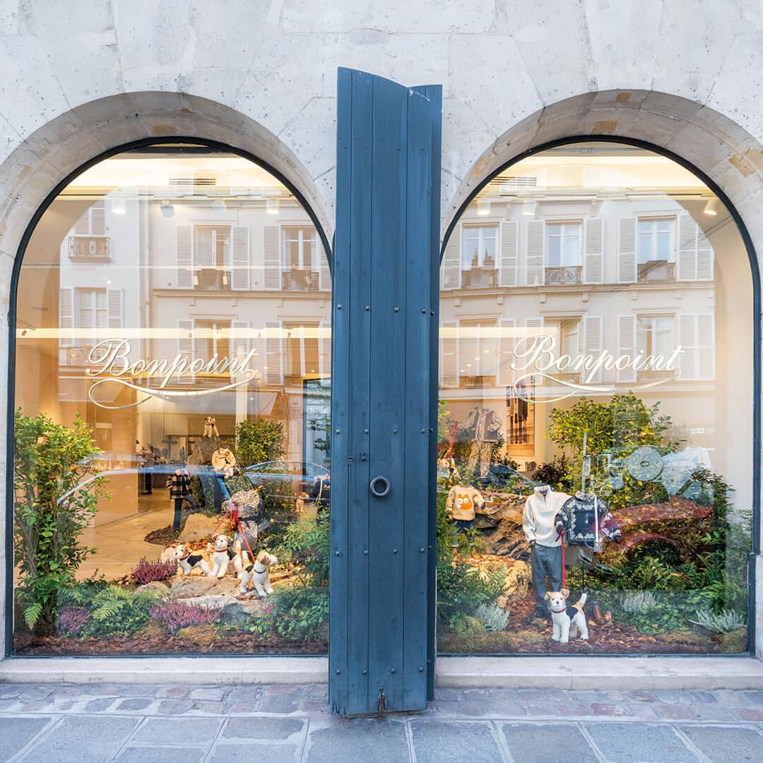 bonpointのインスタグラム：「New Bonpoint FW23 | Nature's calling​ Retracing the trails of our fall campaign in the Fontainebleau Forest. ​  Discover our latest window display with its autumnal tones and embrace our cosy wardrobe required for the season. ​  #Bonpoint」