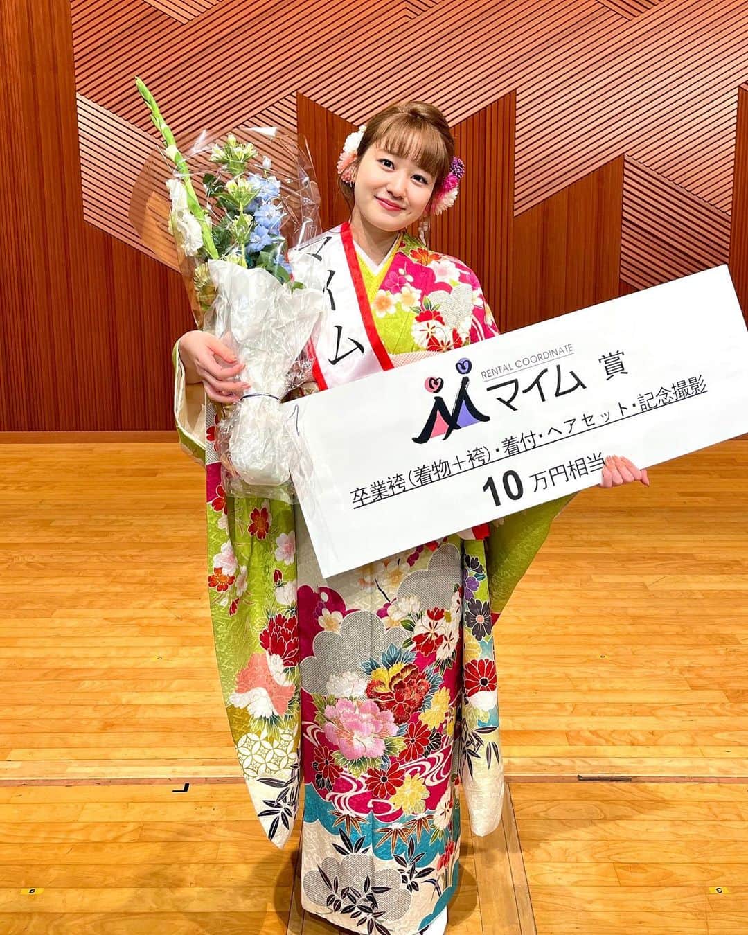 後藤沙梨花のインスタグラム：「ごきげんようᐡ o̴̶̷̥᷄ ̫ o̴̶̷̥᷅ ᐡ エントリーNo.4の松山結生です🩵  終わってしまいました〜！！ 無事6人全員で完走できて嬉しいです🏃🏻‍♀️🌿  まずは、4ヶ月間に渡る応援とサポートほんっっっとうにありがとうございました😌✨先週の投稿でも書いたように、全ての方の全ての応援の形が 私の頑張る原動力になっていました。1票でも投票してくれたみんな、ありがとう！！！  頑張りを1番近くで見てきた皆の応援隊として、野愛ちゃん、心ちゃん、佐葵ちゃん、莉央ちゃん、百花ちゃん、それぞれに似合う素敵な賞が贈られて嬉しいです、おめでとう㊗️🥂  私は、マイム賞をいただきました👘♡ 初めて見た時から惚れ惚れしていた振袖を着用させて貰えたこと、賞をいただけたこと、とっても嬉しいです！そして我ながら親孝行な賞だ〜！😼🤭🩷  本当に最後なので！取り繕った気持ちや言葉なんかではなく、率直な気持ちを書きたいと思います。長くなりそう✏️（笑）  運動や勉強のように分かりやすい物差しではなく順位が決まるミスコン。頑張ったら頑張った分だけ結果が目に見える訳でも、答えがある訳でもなく、自分が正しいと思う事をやり切ることしか出来ませんでした。  ただ、チャンスを頂いたからには、片手間ではなく全力で向き合いたいと思い、何よりもミスコン活動を優先した4ヶ月間でした。  そして それを終えた今、1番大きな思いは、応援してくれていた皆に、賞という形で恩返し出来なかったのが本当に不甲斐なくて悔しいという事です。  予定していた特技が他のファイナリストと同じだという事が判ってから、6人の中で私の個性は何処にあるのか、そして、どうすれば当日会場に足を運んで下さる方々に楽しんで貰えるのかを考え、留学経験があった事と英語の歌詞だけではなくリズムでも楽しんで貰えるのではないかと、英語のラップソングを選びました。  初めて挑戦する事で、スピーチとの同時披露だったため負担が大きく、他のものにすれば良かったと何度も思いました。  しかし、何度も練習していたらファイナリストや委員の皆が覚えてくれるようになり、ノリノリで練習に付き合ってくれるようになりました☺️それが可愛くて嬉しくて、段々と楽しめるようになりました。  本番では会場の皆さんが手拍子をしてくれた事で、楽しんで貰いたいという気持ちが届いたような気がして嬉しくて、挑戦して、頑張ってきて良かったと思えました。  週1で様々な制約のある中のSNS投稿では、他のファイナリストの投稿には外部の方からとコメントがつく中で、私の投稿には終盤までコメントを頂くことは無く、 ミスコンの土俵と言われていたTwitter(現𝕏) でのいいね数はいつも1番少なかったです。  私は求められていないんだなと感じ、オーディエンスを想定することも出来ないから、所謂"ミスコン仕様の私"になり切る事も出来ない、打開策も思い付かない。  真っ暗な中でしたが、自分に出来ることは全力でやる!!と、限られた投稿回数の中で写真は上限枚数載せ、自由投稿のある週は絶対に載せ、文章も毎回長い時間をかけて考えていました。  真っ暗な気持ちを照らしてくれたのは、いつも、友人でした。いいねやコメントを書いてくれたり、私がこだわりを持って向き合っていた事に気付いて褒めてくれ、沢山の暖かい言葉を これでもかと浴びせてくれました。  だから、本番のスピーチは、大好きな友人たちへのラブレターのような気持ちで読んでいました。 気付いた🤭💌？？  今までも分かっているつもりでしたが、無条件で私の挑戦を応援してくれ、私の事をこんなに大切にしてくれる人が 周りに沢山居たと改めて気付き、一層LOVEが深まりました....❤️🎶  そして‼️‼️  出場前、学内の友人は片手程しかいなかった私ですが、活動を通して、沢山の素敵な友人が出来ました。  ミスコンを作り上げてくれた委員の子達は皆年下ですが、見える所でも見えない所でも 全員がミスコンをより良くする為に走り回り、アイデアを出し合い、ファイナリスト以上に大変な事や葛藤を乗り越え、笑顔で支え続けてくれた皆に対しての尊敬と感謝が止まりません🫂♡  ファイナリストも委員のみんなも、出会った頃よりもずっとずっと強く美しくなったと心から思います。そんな機会に私も含めて貰えたこと、本当に誇りで宝物です。  皆んなと一緒だったから、慣れないカメラの前でニコニコする事やダンス、SNS投稿、少しくらい辛くても思い切り楽しんでやり遂げる事が出来ました。最後まで一緒に歩んでくれてありがとう🥲  悔しい気持ちは、自分がきちんと活動に真正面から全力で向き合った証であり、ネガティブな感情ではないと思っています😌✌🏻  ミスコン活動全てをただの「いい思い出」にするのは私にはまだ早く、もう暫くは存分に色んな感情に向き合いたいと思います。悔しさも感謝も経験も出会いも、ミスコンに挑戦したから得られた全てを、ぜんぶぜんぶ抱き締めて生きていきます！  そして、これからも煌めきを、好奇心を感じる感性に従い なりたい私になる事を諦めません！✨  本当にありがとうございました。 大好き！じゃあね〜！！！👋🏻🩷」