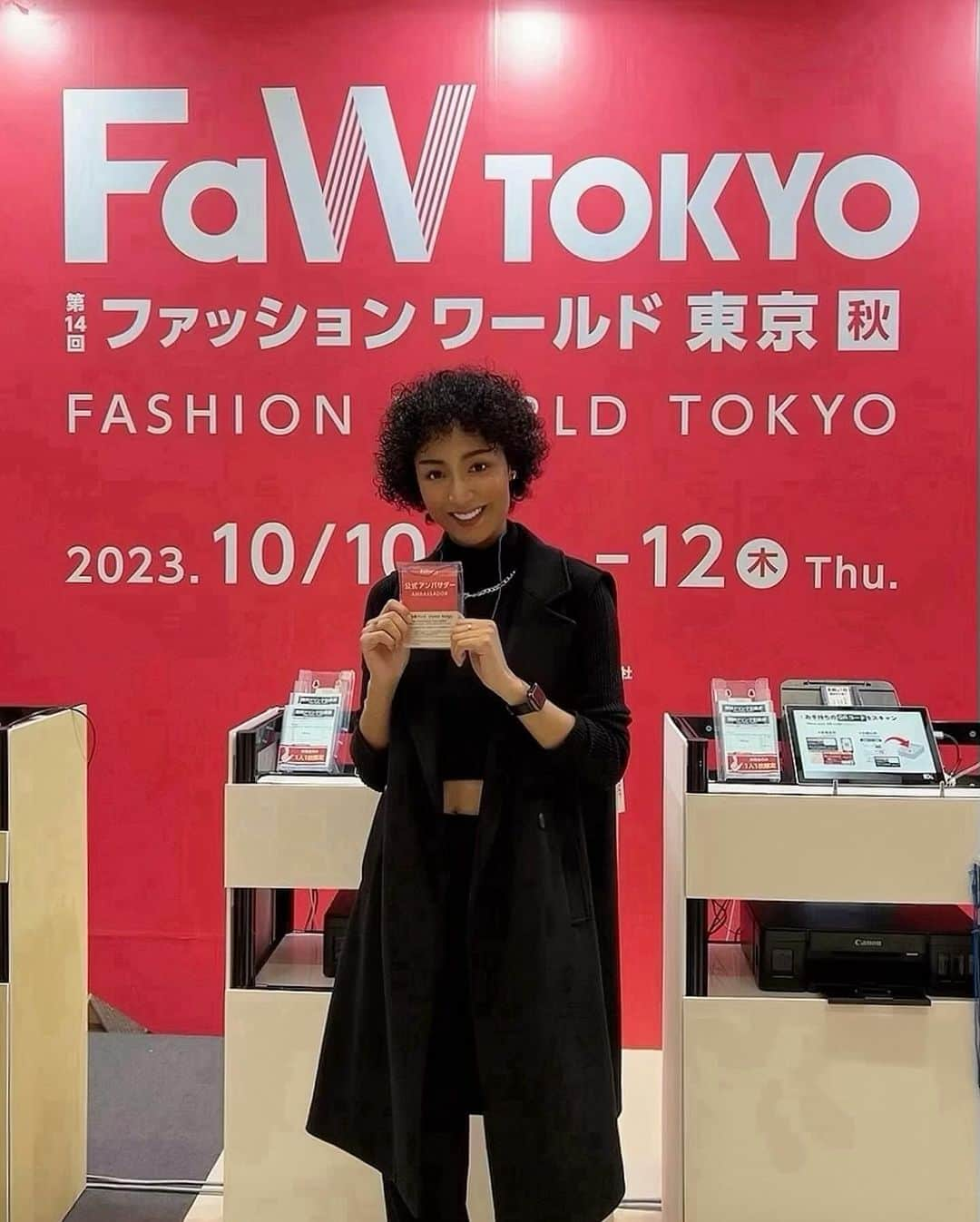 GENAのインスタグラム：「ㅤ  東京ビックサイトで開催中の FaW TOKYO(ファッションワールド東京)【秋】 @fashionworld_dg に行ってきた🍁🍂 色んな出展ブースがいっぱいあって楽しかった♡ ㅤㅤ 2枚目は @eyescloud_official  看板に @themoctar いて思わず立ち止まった😂 この眼鏡すっごく軽くてびっくりした！！  3枚目は @towelmuseum  糸くずや裁断くずをリサイクルして作ったTシャツ 生地が柔らかくて触り心地がとてもよい^^ ㅤ 4枚目は @kisso_official  セルロースアセテートを使って作られたアクセサリー カラフルで可愛かった🌈✨  #PR #fawtokyo #fashionworldtokyo #FaWTOKYO_spirit #デジタルファッション #サステナブルファッション #フェムケア #メタバース #サステナブル #サステナブルコーデ #ファッションワールド東京」