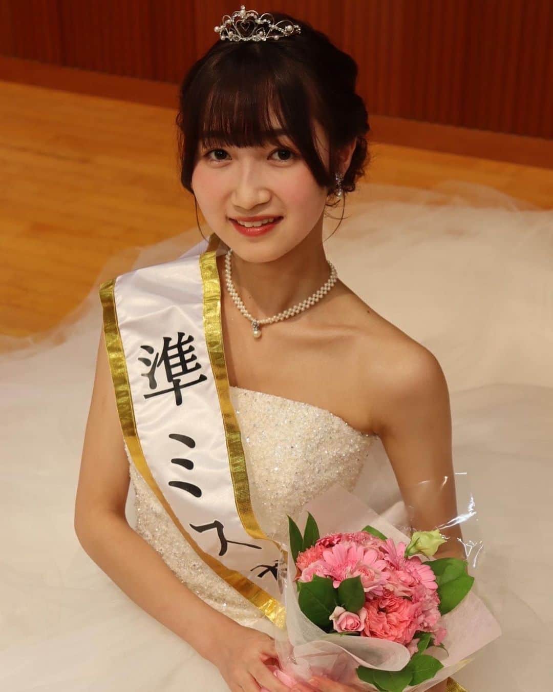 後藤沙梨花のインスタグラム：「ごきげんよう🌸 ミスの末っ子👧🏻 エントリーNo.5  福山莉央です🎀  ミス和コンテスト2023無事終了いたしました！✨ 【準ミス和】と【MISCOLLE賞】をいただきました💞  皆さんのおかげでなることができた準ミス和💍✨  授賞式が進んでいくうちに、どんどん自信が なくなっていって、私の名前はもう呼ばれないんじゃないか、と何度も不安な気持ちになって、1人で落ち込んで、、、  だからこそ、名前を呼んでいただいた時は、 本当に嬉しかったです。 それとともに、私が思っている以上にたくさんの方が 応援してくださっていたんだなと感じました😭  約4ヶ月の活動が身を結び、このような素敵な賞をいただけたこと、大変嬉しく思います。幸せです。  1年生で、大学での人脈も少なく、 友達も決して多い方ではないのに、 準ミスに輝くことができたのは、 皆さんの沢山の愛と応援のおかげです🥲💞  SNSを見ると、皆さんからのいいねや、 コメント、投票のご報告をしてくださる方も いらっしゃって、感謝の気持ちを持って 活動しようと毎週思っていました。  スピーチでは、学習院女子大学への愛、 学女愛についてお話ししました🌸  皆さんからたくさんの温かい感想を いただくことができ、幸せでした。 私の想いが少しでも伝わっていたら嬉しいです😌  小学校6年生の時から通うことが夢だった学習院女子大学。 高校2年生から憧れで大好きだったミス和コンテスト。  たくさんの支えがあり、ミス和コンテストに 出場するという夢を叶えることができました✨  緊張で、押しつぶされそうになった時、 舞台袖で、いつも、大丈夫！と言ってくれた 委員の方、順番が前後だったももかちゃん、ゆいさん。  控室で、大丈夫！と言ってくれた のあさん、ここちゃん、さきちゃん。  緊張でリハの時に、よく飛んでしまっていたスピーチ。 完璧にできない自分に焦りもありましたが、 どんな時も、ファイナリストや委員の皆さんは、 りおちゃん！大丈夫だよ！、と声をかけてくれました。  私はそれが嬉しくて、何度も何度も助けられていました😭  この活動を通して、ファイナリスト5人と 委員の皆さんのことが、さらに大好きになり、 学女への愛も増しました💞  このコンテストを通して沢山の方に 出会えたことは、私の宝物です🤍  ファイナリストに選んでくださり、 準ミス和に選んでくださり、 本当にありがとうございました🙏🏻🙏🏻  そして皆様、約4ヶ月間、 沢山の応援、りおぽちを本当にありがとうございました💞  夢のような素敵な経験をありがとうございました✨  私はこれからも、この経験を胸に、 自分の可能性を信じて、 たくさんのことに挑戦していきたいです🎀  #学習院女子大学 #和祭 #gwc #Missgwc2023 #misscontest2023 #ミス和コンテスト #ミスコンテスト　#ミス和 #gakushuinwomenscollege #ミス和コンテスト2023 #ミスコン #春からgwc #学女 #学女ミスコン #ミスコンファイナリスト」