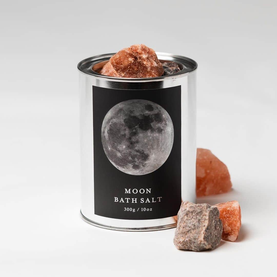 サカナクションのインスタグラム：「MOON BATH SALT  ¥2500  月の石をイメージして作られた2種類の岩塩入りのバスソルト。岩塩を取り出して缶をケースとして、レッドの岩塩にお好みのアロマを垂らしてアロマストーンとしても使用できます。  #懐かしい月は新しい月蜃気楼 #蜃気楼ツアー」