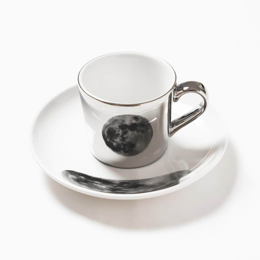 サカナクションのインスタグラム：「MOON ANAMORPHIC CUP&SAUCER  ¥4800  外側がミラー加工されたカップをソーサーに載せる事で月が浮かび上がるデザインのカップ&ソーサー。カップ内側の底にツアーロゴがプリントされています。  #懐かしい月は新しい月蜃気楼 #蜃気楼ツアー」