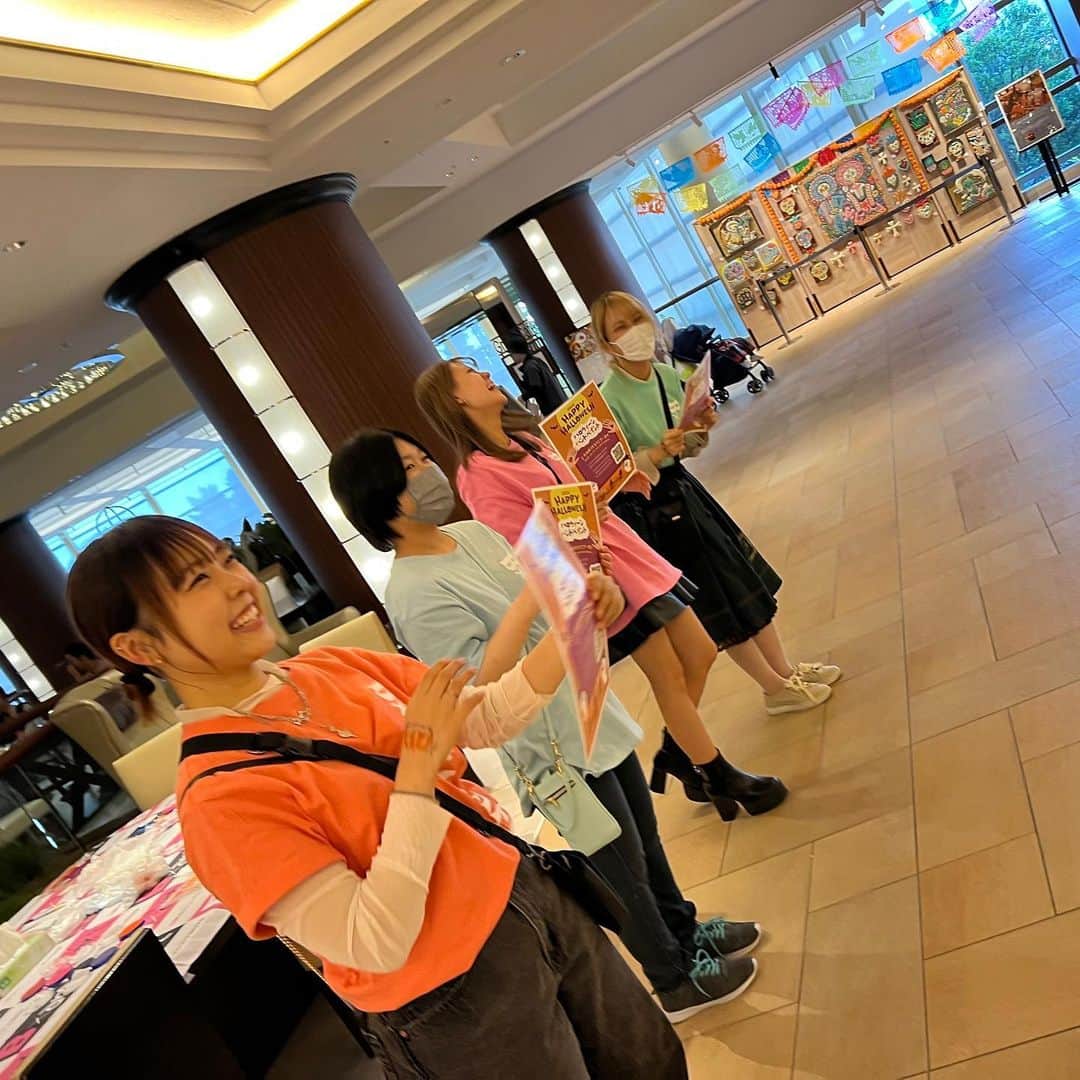 東京ビューティーアート専門学校さんのインスタグラム写真 - (東京ビューティーアート専門学校Instagram)「🐭 東京ディズニーリゾート(R)オフィシャルホテル「ハロウィーンハンドペイントイベント」の様子🎃  先日ヘアメイク科の生徒が東京ディズニーリゾート(R)オフィシャルホテルのハロウィンイベントで沢山の子供やお客さんにハロウィンペイントをしました👻 まだ1日目なのに75名の方もいらっしゃいました😳  イベントのために、技術の練習会を行いました！ペイントが可愛くて練習だけでワクワクしました💖🥺  イベントは無料なのでぜひご参加ください！  【日程】10/7(土)、14(土)、21(土)、28(土) 【場所】シェラトン・グランデ・トーキョーペイ・ホテル  .  詳しくはHP/プロフィールから🤲🏻 𝗧𝗼𝗸𝘆𝗼𝗕✖𝗮𝗿𝘁 @tokyo_beauty_art_college  .  #今日の東京ビューティーライフ #東京ビューティーアート #美容学生 #美容専門学校 #三幸学園 #jk #fjk #sjk #シェラトングランデ東京ベイ #ヘアメ #エステ #ネイルデザイン #美容 #ハロウィン #シェラトングランデ東京ベイ #メイク  #モデル #トータルビューティ #美容好きな人と繋がりたい #美容学生の日常 #美容学生の休日 #お洒落さんと繋がりたい #知る専 #美容学生あるある #コンテスト #美容学生と繋がりたい #美容学生さんと繋がりたい #美容学生の放課後 #美容業界で働く#オープンキャンパススタッフ」10月11日 18時05分 - tokyo_beauty_art_college