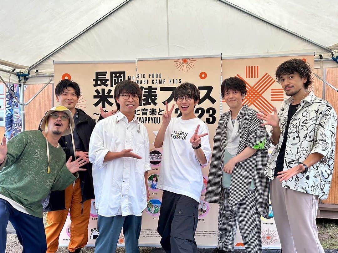 wacciのインスタグラム：「2023.10.09 長岡米百俵フェス2023 🌾 東山ファミリーランド【新潟】 ---  #wacci  出演させて頂きました🎸 ありがとうございました🎤 そして『まばたき』で #川崎鷹也 さんとコラボさせて頂きました🙌  《Set List🎧》 M01 恋だろ M02 大丈夫 M03 別の人の彼女になったよ M04 まばたき w/川崎鷹也 M05 フレンズ M06 最上級  #米フェス @n_comefes」