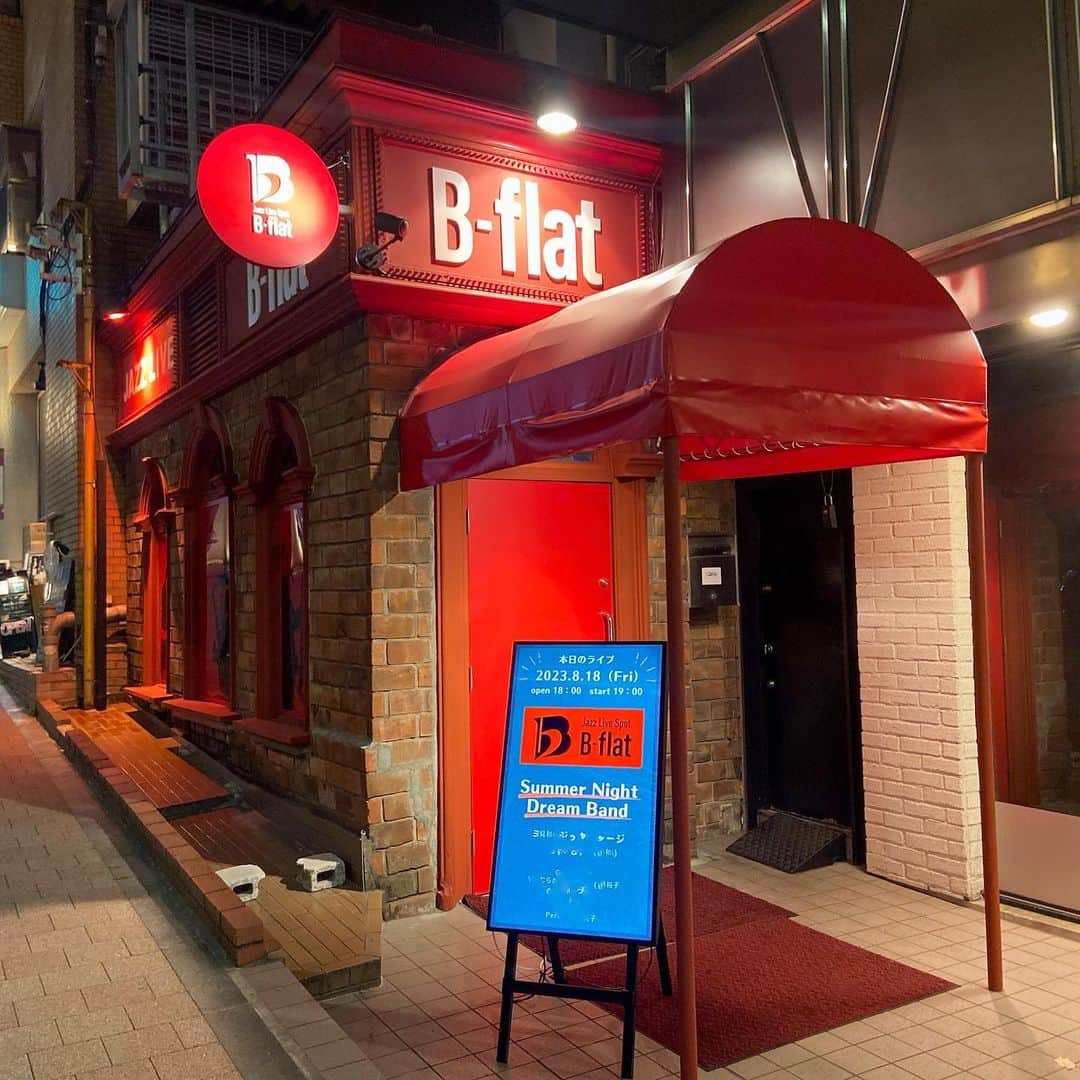 のインスタグラム：「. 【 Jazz Live Spot B-flat 】   私たち山野楽器は、ビッグバンドジャズの聖地、 東京・赤坂の「Jazz Live Spot B-flat」の 運営をしています🎷🎺   「Jazz Live Spot B-flat」では、 プロミュージシャンによる 熱い演奏やパフォーマンスを楽しみながら、 お酒や素敵なディナーを味わうことができます🥂 🍽️   日常と離れた特別な時間をどうぞお楽しみください！   ※ライブへのご入場には ⠀ミュージックチャージをいただいており、 ⠀ミュージックチャージはライブごとに異なります。   詳しくは、 【公式】赤坂B-flatにあるリンクへ👉@akasakabflat   ----------------------------------------------- 📍 東京都港区赤坂6-6-4 赤坂栄ビル B1 👣 東京メトロ千代田線 赤坂駅4番出口 徒歩3分 ☎ 03-5563-2563 -----------------------------------------------    #bflat #jazz #赤坂 #赤坂駅 #山野楽器 #yamano_music」