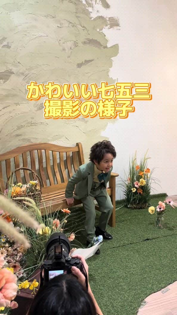スタジオキャラット 寝屋川店のインスタグラム：「"DMから簡単予約の方法📸 ①お名前 ②予約希望日時 をつぶやいてくださいね☺️  忙しいママも簡単予約はInstagramがぴったり✨  〈LINE予約はこちら〉 プロフィール欄に貼ってある🟢公式ライン【STDIOCARATT】からお名前をつぶやいて簡単に予約ができるよ✨  店舗住所：〒572-0855 大阪府寝屋川市寝屋南2丁目22-2 ビバモール寝屋川モール棟2F 電話番号：050-1864-0630  ※動画は撮影風景イメージとなります。当店で撮影していないイメージも含まれます。  #キャラット　#スタジオキャラット　#カメラスタジオキャラット　#studiocaratt #caratt #七五三　#七五三撮影　#七五三ママ　#七五三へア　#七五三写真　#七五三家族写真　 #寝屋川フォトスタジオ　#寝屋川写真館　#寝屋川写真スタジオ　＃寝屋川ママ　#大阪フォトスタジオ」