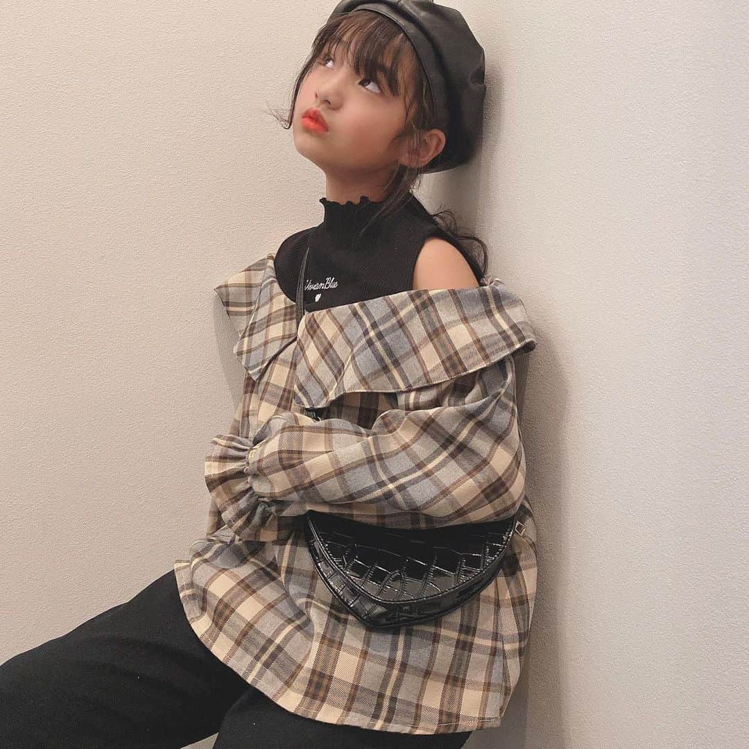 ♡KAO♡さんのインスタグラム写真 - (♡KAO♡Instagram)「： ： ようやく秋服の出番だね🌿🍂  お気に入りtopsのコーデ·͜·ᰔᩚ  コーデpointは詳しく記事にして頂いてるので 良かったら覗いてみてくださいねおしゃれキッズが着こなす！秋先取りおとなっぽコーデ♡ ♡♡  【おしゃれキッズが着こなす！秋先取りおとなっぽコーデ♡ 】 -株式会社ライトオン WEBメディア- 【LIFE STYLE magazine】 ▹▸ @_life_style_magazine_   記事✎*▹▸ https://bit.ly/3PzY7do ※ストーリにURL載せておきますねᵕ̈  ： ： ◾︎フェイクレイヤード肩あきビッグ衿ブラウス  ▹▸ @righton_pr @right_on_kids  【身長142cm size150】  ： ： ┈┈coordinate item┈┈┈┈┈┈┈┈┈┈ tops/pants▹▸ @right_on_kids @_life_style_magazine_   ┈┈┈┈┈┈┈┈┈┈┈┈┈┈┈┈┈┈┈┈  ： ： ： ： ： ： ： ： ： ： ： ：  #ライフスタイルマガジン #lifestylemagazine #LSM #ライトオン #ライトオンキッズ  #ig_kidsfashion #kidsfashion #親バカ #ig_oyabakabu #親バカ部 #娘 #9歳 #js3 #女の子 #娘コーデ #女の子コーデ #インスタキッズ #ig_kids #キッズファッション #キッズモデル部 #プチプラコーデ  #キッズコーデ」10月11日 18時15分 - o0.don_tama.0o