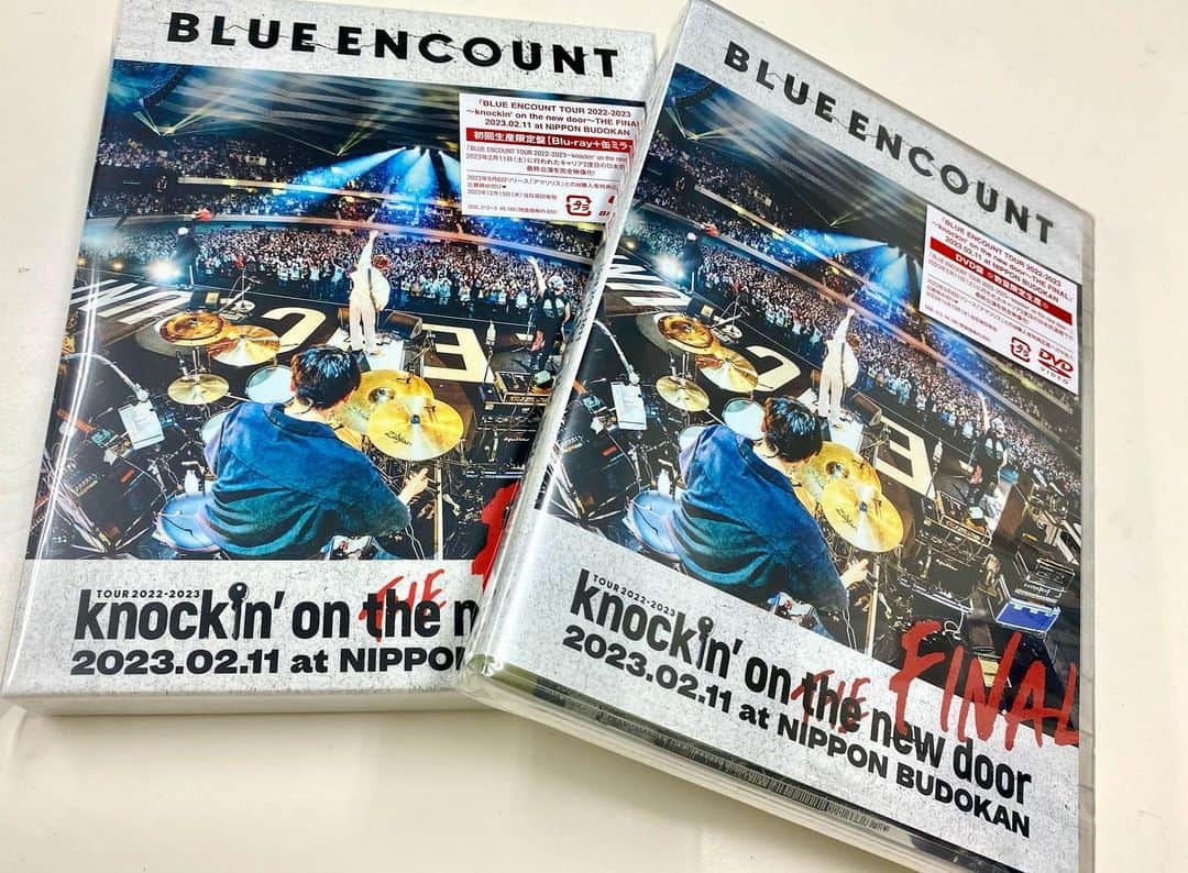 BLUE ENCOUNTさんのインスタグラム写真 - (BLUE ENCOUNTInstagram)「. 「BLUEENCOUNT TOUR 2022-2023〜knockin' on the new door〜THE FINAL」2023.02.11 at NIPPON BUDOKAN 本日発売日！！！  2月に開催された、日本武道館ワンマン公演の模様を収録！  ぜひGETしてください！  ▶収録内容(Blu-ray・DVD共通)  01. アンコール 02. Survivor 03. ポラリス 04. DAY×DAY 05. ロストジンクス 06. HEART 07. vendetta 08. コンパス 09. ルーキールーキー 10. NEVER ENDING STORY 11. city 12. Z.E.R.O. 13. 虹 14. もっと光を 15. #YOLO 16. VS 17. バッドパラドックス 18. DOOR 19. 青 ENCORE 20. それでも、君は走り続ける 21. だいじょうぶ 22. HANDS  Bonus track Making of　~ knockin' on the new door ~  ■Blu-ray初回生産限定盤　[Blu-ray + 缶ミラー]　 SEXL-212〜213　¥6,160(税込)　 ■Blu-ray通常盤　[Blu-ray]　 SEXL-214　¥5,060(税込)　 ■【DVD盤】　[DVD]　　※数量限定生産※　 SEBL-313　¥4,180(税込)」10月11日 18時15分 - blueencount_official