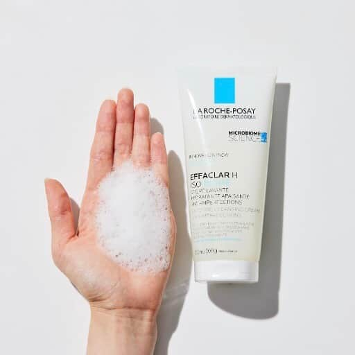 LA ROCHE-POSAY JAPAN ラロッシュポゼのインスタグラム：「【乾燥から肌を守るエファクラ イソバイオーム クレンザー✨】  乾燥しやすい季節に入り、カサカサ肌・ニキビなど、 さまざまなトラブルのリスクが高まりますよね…😢  #ラロポ のエファクラ イソバイオーム クレンザーは、 ニキビの原因となる皮脂や汚れを落とす、しっとりタイプの洗顔料です💁‍♀️ 皮膚を乾燥から守り、肌のバリア機能（角質層）をサポートします❗️  ニキビの原因を防ぐ*1、やわらか洗顔でうるおいを残し、なめらかな感触の洗い上がりへ導きます🌿  ・・・・・・・・・・・・・・・・・・・・・・・ ▶︎こんな時に使用するのがベスト ・ニキビができやすい ・ニキビはできるが乾燥しやすい ・肌が敏感に感じる ・低刺激設計*2なものを使いたい ・・・・・・・・・・・・・・・・・・・・・・・  医療機関・公式オンラインショップ限定でお取り扱い中！ 乾燥が気になるこの季節、ぜひお試しください🌷  --------------------- ■エファクラ イソバイオーム クレンザー （医療機関・公式オンラインショップ限定品） ---------------------  *1 皮脂・汚れを洗うことで *2 すべて人に皮膚刺激が起きないわけではありません。  ＊＊＊＊＊＊＊＊＊＊＊＊＊＊＊ ラ ロッシュ ポゼ 化粧品空き容器を、全国のロフト店舗*( ラ ロッシュ ポゼ販売店舗)にて回収しています。 是非、使用済みの製品をお持ちください。 ＊後楽園ロフト東京ドームシティラクーア店、堺ロフトを除く。 ＊ターマルウォーター/セロザンク/アンテリオスＵＶプロテクションミストは回収製品除外です。  #ラロッシュポゼ #larocheposay #ニキビ #ニキビケア #ニキビ対策 #ニキビ予防 #ニキビ治したい #ニキビスキンケア #エファクライソバイオームクレンザー #クレンザー #保湿 #保湿ケア #洗顔料 #角質 #角質ケア #毛穴 #毛穴ケア #敏感肌 #敏感肌用 #潤い肌 #ツヤ肌 #乾燥肌 #乾燥対策 #スキンケア好きさんと繋がりたい #コスメ好きさんと繋がりたい #新発売 #ニキビ肌 #混合肌 #オイリー肌」