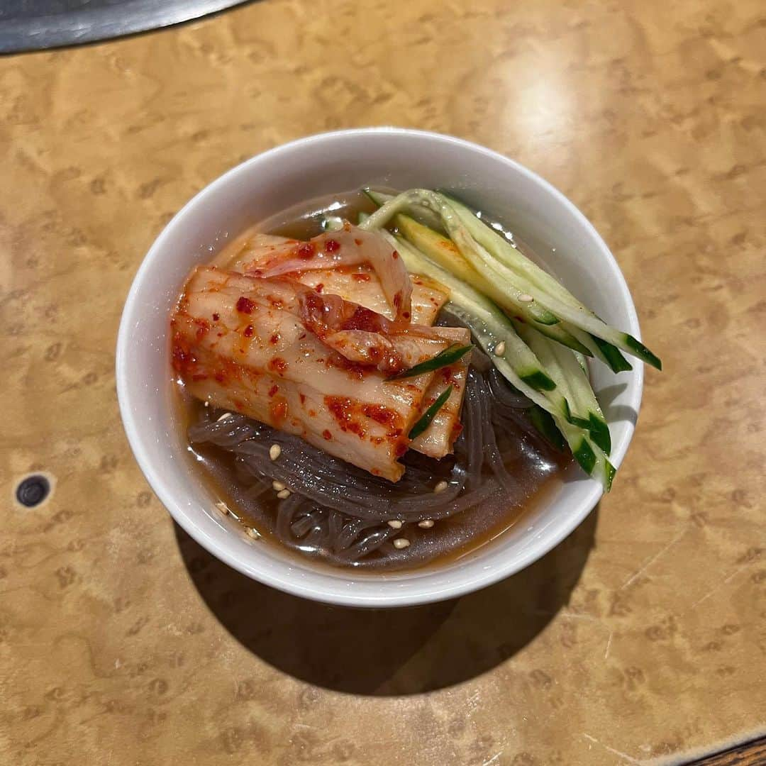 山本奈衣瑠さんのインスタグラム写真 - (山本奈衣瑠Instagram)「ちびの冷麺ｲﾁﾊﾞﾝいいｯ🥹💦 ༶✧𓂂 私あともう少し夏が良いなぁ🥛」10月11日 18時09分 - nairuuuu