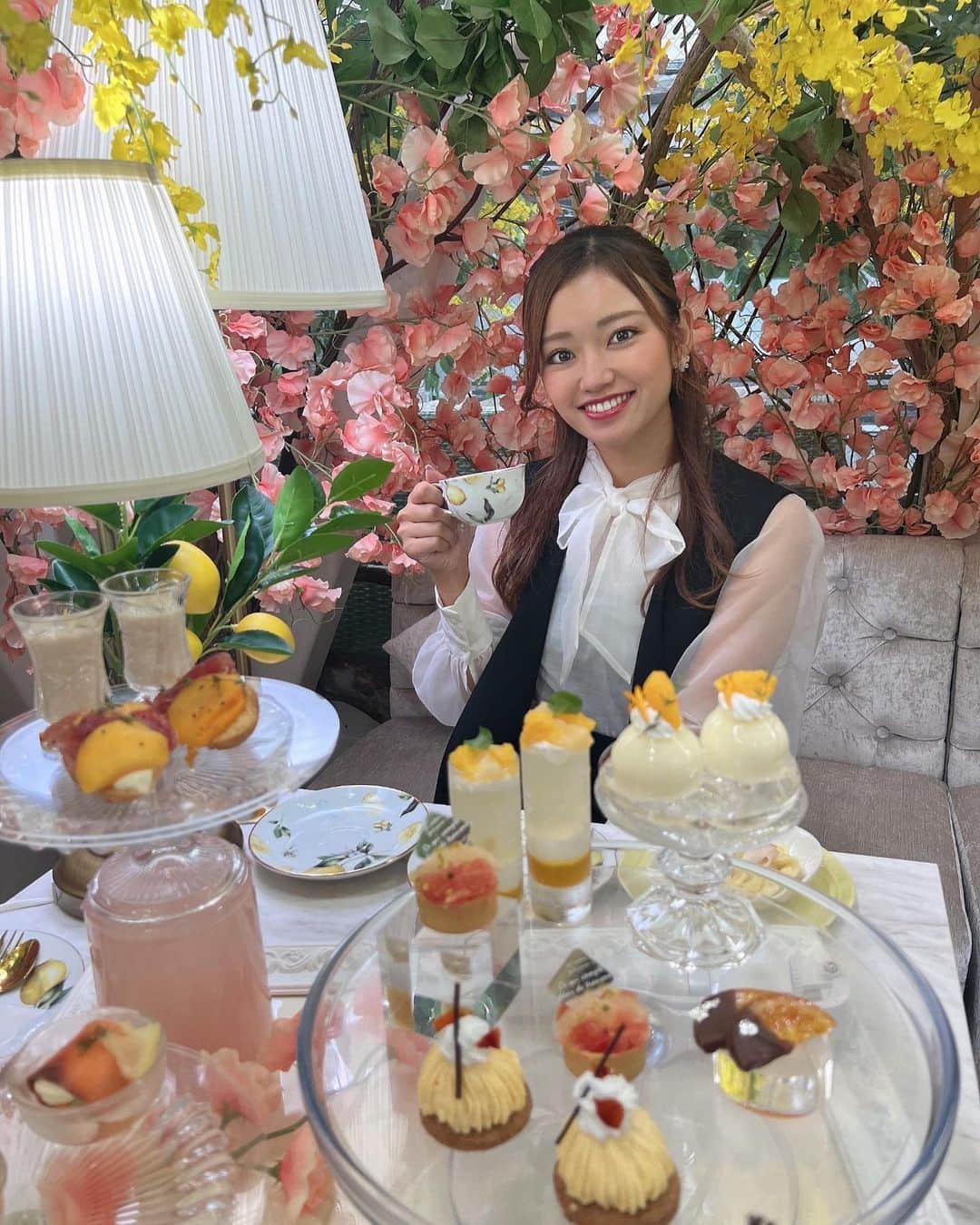 MINAMIのインスタグラム：「先週末は出来たばかりの オートクチュールカフェ表参道店へ🧁🫧  秋のアフタヌーンティーは ✨🍋Lemon and Orange Citrus🍊✨ レモン、オレンジ、グレープフルーツゆずなど柑橘類のフルーツをふんだんに使ったアフタヌーンティー🍋🍊 どれもとても美味しかった😚💐  ドリンクは飲み放題で、 オレンジルイボスティー🫖🍊が美味しかったです🤤  @hautecouturecafe_official  📍HAUTE COTURE CAFE omotesando（オートクチュールカフェ表参道） 東京都港区北青山３丁目９−１９ 表参道391ANNEX2階　 . #hautecouturecafe #hautecouturecafeomotesandou #オートクチュールカフェ #オートクチュールカフェ表参道 #アフタヌーンティー #ヌン活 #表参道カフェ #表参道グルメ #表参道ランチ #カフェ巡り」