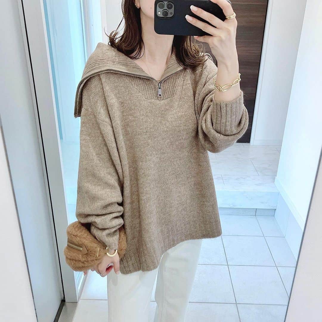 のインスタグラム：「* ハーフジップニット×GUデニム👖🤎 後ろから見るとセーラーカラーなのが可愛い😍 フロントジップの上げ下げで 色んなデザインが楽しめます💕 ニットは柔らかくて着心地も👍🏻 この時のインナーはタンクトップを着たのですが、 大きめのTシャツをインしてゆるっと着たり タートルニットを インしても可愛いと思います😊♡  ニットをガッツリ楽しめる時期もすぐそこ✰ 早くたくさん着たいな〜☺️ --------------------------------------- タイムセールもやっているので ストーリーにリンク貼っておきます🤩 --------------------------------------- この間次男が少し早めの お誕生日プレゼントをくれまして…😍🎁 渡してくれる時に 🧒🏻"ママ♡嬉しがってな😉"って言われた😂 くれたものが本当に可愛くて嬉しかったから 本気で嬉しかったけど、 その前のセリフがどうしても頭から離れず😂 またそのうち、もらったプレゼント、 どこかに載せさせてもらおっと😚❤️笑 * knit #andme @andme_official denim #gu bag #maxmara pumps #hm * #PR#アンドミー #アンドミーコーデ #アンドミースタイル  #大人カジュアル#キレイめカジュアル#アラフォーコーデ#男の子ママ#ママコーデ#ootd#style#outfit#coordinate#simple#fashion#instafashion」