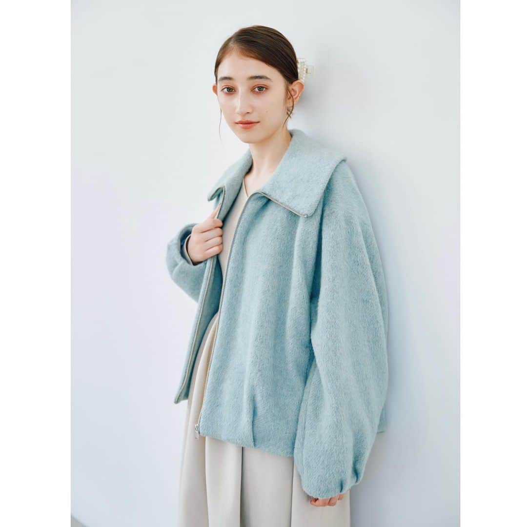 Stola. official accountさんのインスタグラム写真 - (Stola. official accountInstagram)「06 Shaggy Coat  ビッグ衿とコロッとしたシルエットが特徴のシャギーコート。 密度のある、毛足の長いウールを使用したリッチな起毛感が今年らしく華やか。 メランジと畝のある生地がさらに奥行きを与えてくれます。  アクセントになる大きめの衿は小顔効果があり、目線が上がるため小柄さんにもおすすめ。  #Stola.#ストラ #シャギー#ショートコート#ビッグカラー#ウールコート #Stola_2023aw」10月11日 18時11分 - stola.jp