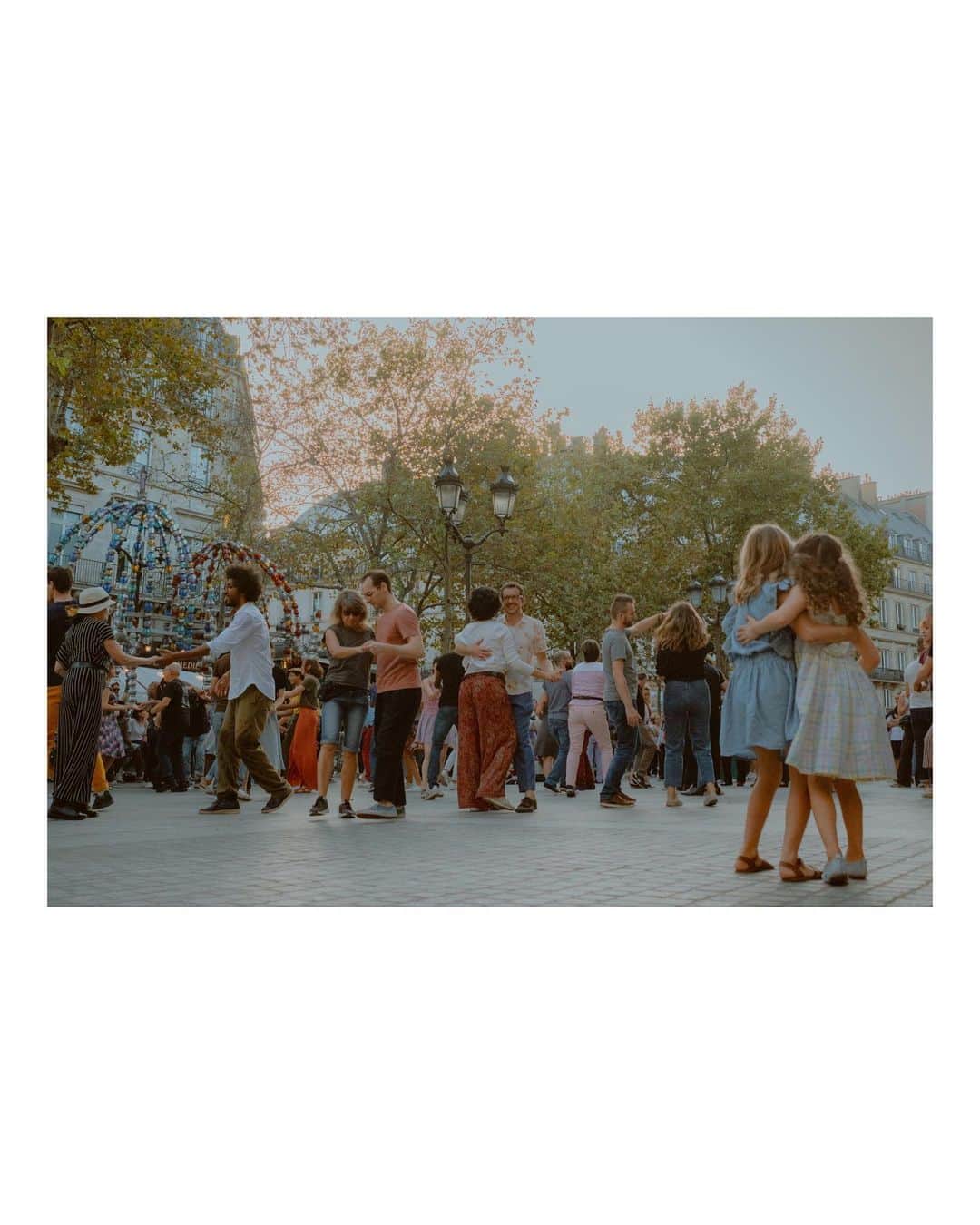 Putri Anindyaさんのインスタグラム写真 - (Putri AnindyaInstagram)「Dancing scene // a mix of photos and videos that I took there ✨ it was so cute and heartwarming to see this. I remember the first time I saw this was long ago in 2019. I walked with @davidignaz to Opera and found the group of parisian who danced there. I think it was David’s first time to see that as well and we were astounded by it and took many pictures there 🫶🏼」10月11日 18時11分 - puanindya