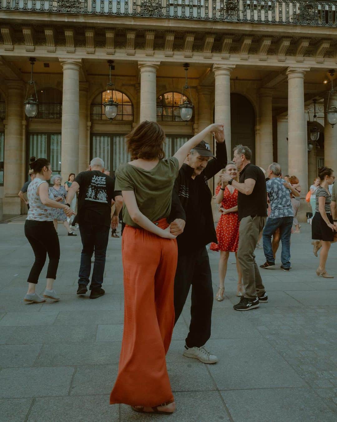 のインスタグラム：「Dancing scene // a mix of photos and videos that I took there ✨ it was so cute and heartwarming to see this. I remember the first time I saw this was long ago in 2019. I walked with @davidignaz to Opera and found the group of parisian who danced there. I think it was David’s first time to see that as well and we were astounded by it and took many pictures there 🫶🏼」