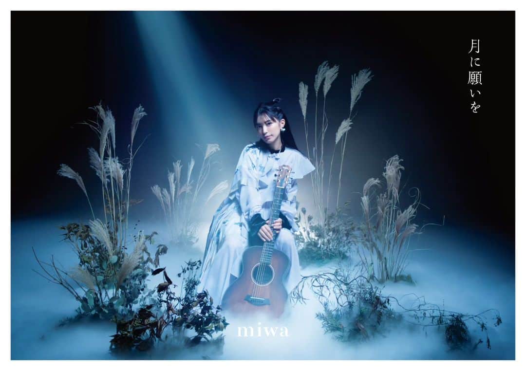 miwaさんのインスタグラム写真 - (miwaInstagram)「ジャケ写発表‼️  「月に願いを」🌕️✨ 初回限定盤💿️ジャケ写💜  #月に願いを #miwa #初回限定盤」10月11日 18時11分 - miwa_official_38