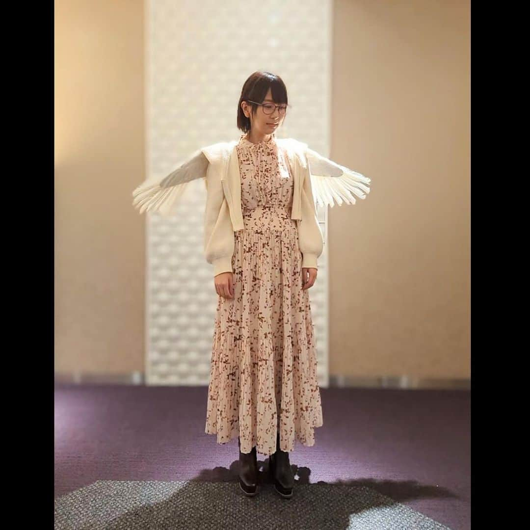 種田梨沙さんのインスタグラム写真 - (種田梨沙Instagram)「🐾👓🎬🍂🍠🧣  境界の彼方10th Anniversarイベント ～不愉快じゃない同窓会&過去篇・未来篇連続上映～  ご来場くださった皆さま、ありがとうございました✨  TVアニメから１０年、 そして劇場公開からは８年のこの作品…  この日のために石立監督たちが 親睦会を事前に開いてくださったり、 イベント当日は当時関わってくださっていた 大勢のメインスタッフさん達もお忙しいなか 劇場に時間を作って駆けつけてくださったりと、 本当に同窓会のような雰囲気でもう感無量でした！！ （中にはデビュー作からお世話になってるスタッフさんも…泣)  「境界の彼方」という作品は 芝居とキャラクターに全力で向き合うということを 当時の私に改めて教えてくれた大切な現場です。 泣いて笑って苦悩して、役者として成長させてくれた作品でした！  そして、ゆりちゃんと仲良くなれた作品でもあります♡ (不愉快ラジオ、みんなおぼえてる？)  そんな大切な作品のイベントに 大好きなこのメンバーでまた登壇できて 境界の彼方を愛してくださった皆様と一緒に 振り返ることができて本当に幸せでした！  まだ見てないよという方も、 ぜひこの機会に劇場版だけでも ぜひご覧になってみてはいかがででょうか✨  なんと１１月１２日の京アニフェスでは みのりんさんが出演して何曲か歌われるということで♡ 同窓会で懐かしさとエモさを感じた方は こちらのイベントもぜひチェックして下さいね！  ちなみに写真のポーズは「約束の絆」のアレです🪽 ５人でフル尺踊りたかったなぁー！？笑  #境界の彼方 #KENN #種田梨沙 #鈴木達央 #茅原実里 #山岡ゆり #石立太一 #約束の絆」10月11日 18時17分 - tane_da_dayo