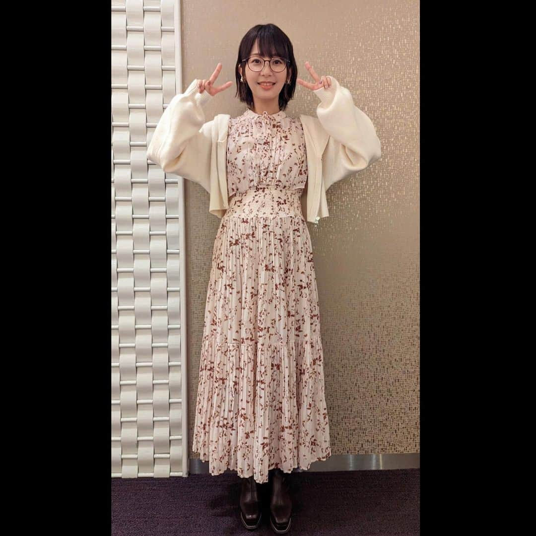 種田梨沙さんのインスタグラム写真 - (種田梨沙Instagram)「🐾👓🎬🍂🍠🧣  境界の彼方10th Anniversarイベント ～不愉快じゃない同窓会&過去篇・未来篇連続上映～  ご来場くださった皆さま、ありがとうございました✨  TVアニメから１０年、 そして劇場公開からは８年のこの作品…  この日のために石立監督たちが 親睦会を事前に開いてくださったり、 イベント当日は当時関わってくださっていた 大勢のメインスタッフさん達もお忙しいなか 劇場に時間を作って駆けつけてくださったりと、 本当に同窓会のような雰囲気でもう感無量でした！！ （中にはデビュー作からお世話になってるスタッフさんも…泣)  「境界の彼方」という作品は 芝居とキャラクターに全力で向き合うということを 当時の私に改めて教えてくれた大切な現場です。 泣いて笑って苦悩して、役者として成長させてくれた作品でした！  そして、ゆりちゃんと仲良くなれた作品でもあります♡ (不愉快ラジオ、みんなおぼえてる？)  そんな大切な作品のイベントに 大好きなこのメンバーでまた登壇できて 境界の彼方を愛してくださった皆様と一緒に 振り返ることができて本当に幸せでした！  まだ見てないよという方も、 ぜひこの機会に劇場版だけでも ぜひご覧になってみてはいかがででょうか✨  なんと１１月１２日の京アニフェスでは みのりんさんが出演して何曲か歌われるということで♡ 同窓会で懐かしさとエモさを感じた方は こちらのイベントもぜひチェックして下さいね！  ちなみに写真のポーズは「約束の絆」のアレです🪽 ５人でフル尺踊りたかったなぁー！？笑  #境界の彼方 #KENN #種田梨沙 #鈴木達央 #茅原実里 #山岡ゆり #石立太一 #約束の絆」10月11日 18時17分 - tane_da_dayo