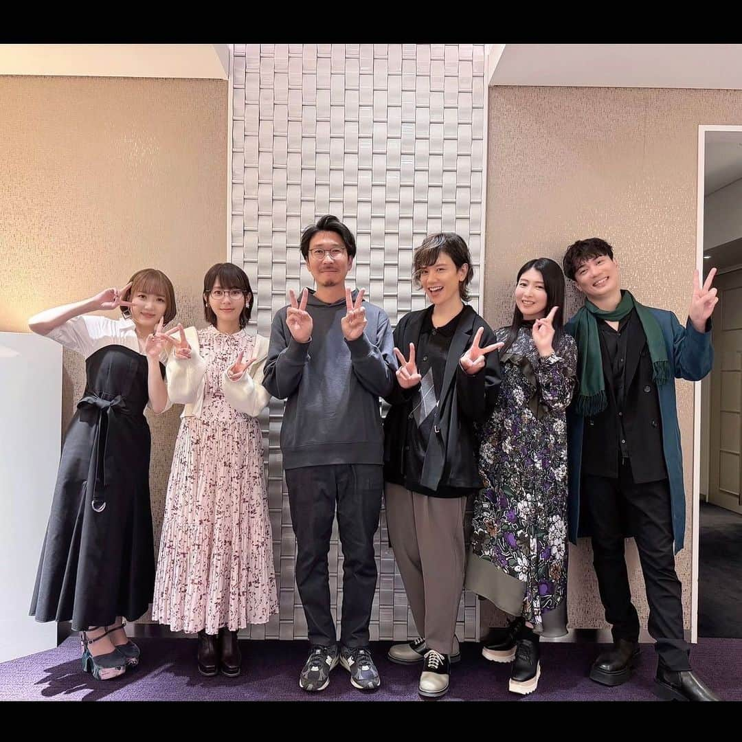 種田梨沙のインスタグラム：「🐾👓🎬🍂🍠🧣  境界の彼方10th Anniversarイベント ～不愉快じゃない同窓会&過去篇・未来篇連続上映～  ご来場くださった皆さま、ありがとうございました✨  TVアニメから１０年、 そして劇場公開からは８年のこの作品…  この日のために石立監督たちが 親睦会を事前に開いてくださったり、 イベント当日は当時関わってくださっていた 大勢のメインスタッフさん達もお忙しいなか 劇場に時間を作って駆けつけてくださったりと、 本当に同窓会のような雰囲気でもう感無量でした！！ （中にはデビュー作からお世話になってるスタッフさんも…泣)  「境界の彼方」という作品は 芝居とキャラクターに全力で向き合うということを 当時の私に改めて教えてくれた大切な現場です。 泣いて笑って苦悩して、役者として成長させてくれた作品でした！  そして、ゆりちゃんと仲良くなれた作品でもあります♡ (不愉快ラジオ、みんなおぼえてる？)  そんな大切な作品のイベントに 大好きなこのメンバーでまた登壇できて 境界の彼方を愛してくださった皆様と一緒に 振り返ることができて本当に幸せでした！  まだ見てないよという方も、 ぜひこの機会に劇場版だけでも ぜひご覧になってみてはいかがででょうか✨  なんと１１月１２日の京アニフェスでは みのりんさんが出演して何曲か歌われるということで♡ 同窓会で懐かしさとエモさを感じた方は こちらのイベントもぜひチェックして下さいね！  ちなみに写真のポーズは「約束の絆」のアレです🪽 ５人でフル尺踊りたかったなぁー！？笑  #境界の彼方 #KENN #種田梨沙 #鈴木達央 #茅原実里 #山岡ゆり #石立太一 #約束の絆」