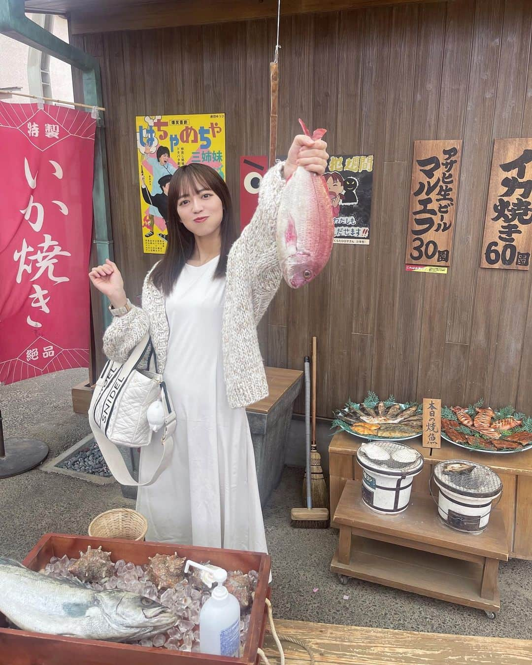 佐藤絵里香さんのインスタグラム写真 - (佐藤絵里香Instagram)「-...☺︎  スズキをとったど〜！🐟  私の名字は佐藤なんだけど多い名字って言われてるけど私の学校私しかいなくて鈴木さんたくさんいた！！！！  2枚目は鯛も捕まえてみたよ🤣 ちなみにめっちゃ重たかった顔がぎゅーってなる😛  . . . #アイドル #followme #japanesegirl #ootd #uniqlo #西武園ゆうえんち #ミディアムヘア #秋服 #スナイデル #プチプラコーデ」10月11日 19時00分 - erikasato_38