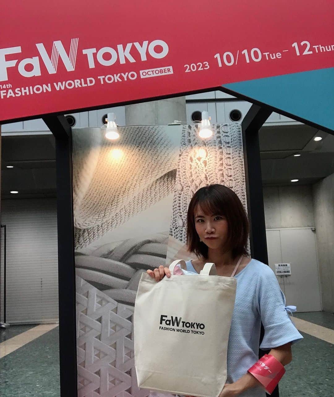 葵さんのインスタグラム写真 - (葵Instagram)「第14回　FaW TOKYO（ファッションワールド東京）【秋】へ　 今回も公式アンバサダーとしてうかがってきました✨ @fashionworld_dg  今回も素敵な企業様がたくさんあり毎回勉強にもなります☺️ アパレル、シューズ、カバン、アクセサリーと どれも可愛くておしゃれでした💓  その中でもお話を聞いたり目に留まったブースを ご紹介します✨  @epson_japan さま Tシャツに印刷するスピード、綺麗さに びっくり❣️洗濯しても色落ちしないそうで、こんなカラフルなデザインが出来上がってさすがエプソン‼  カラフルな靴下が多い @happysocks さま デザイン豊富でかわいかった💓  今回メガネやサングラスの展示も 多かったのですが、一押しはこちら💁‍♀️ 東海光学さまの10/3に発売されたばかりの ナイト用メガネです✨ @miruus.jp  夜は少し視力がさがるようなので、そういう場合はこちらをかけてみるのがおすすめです❗️  パールさまはメガネふきや小物グッズが充実してました🎶  瞬間調光サングラスも素敵🕶でした💓  @wicue_global  手で触っただけでデザインやカラーが変わるから すごかったなぁ❣️  また次回も楽しみです☆ #PR#fawtokyo#fawtokyo_spirit #デジタルファッション#サステナブルファッション#フェムケア#メタバース #サステナブルコーデ#サステナブル#ファッションワールド東京#fashionworldtokyo#ioft」10月11日 18時18分 - dolphin_coconut